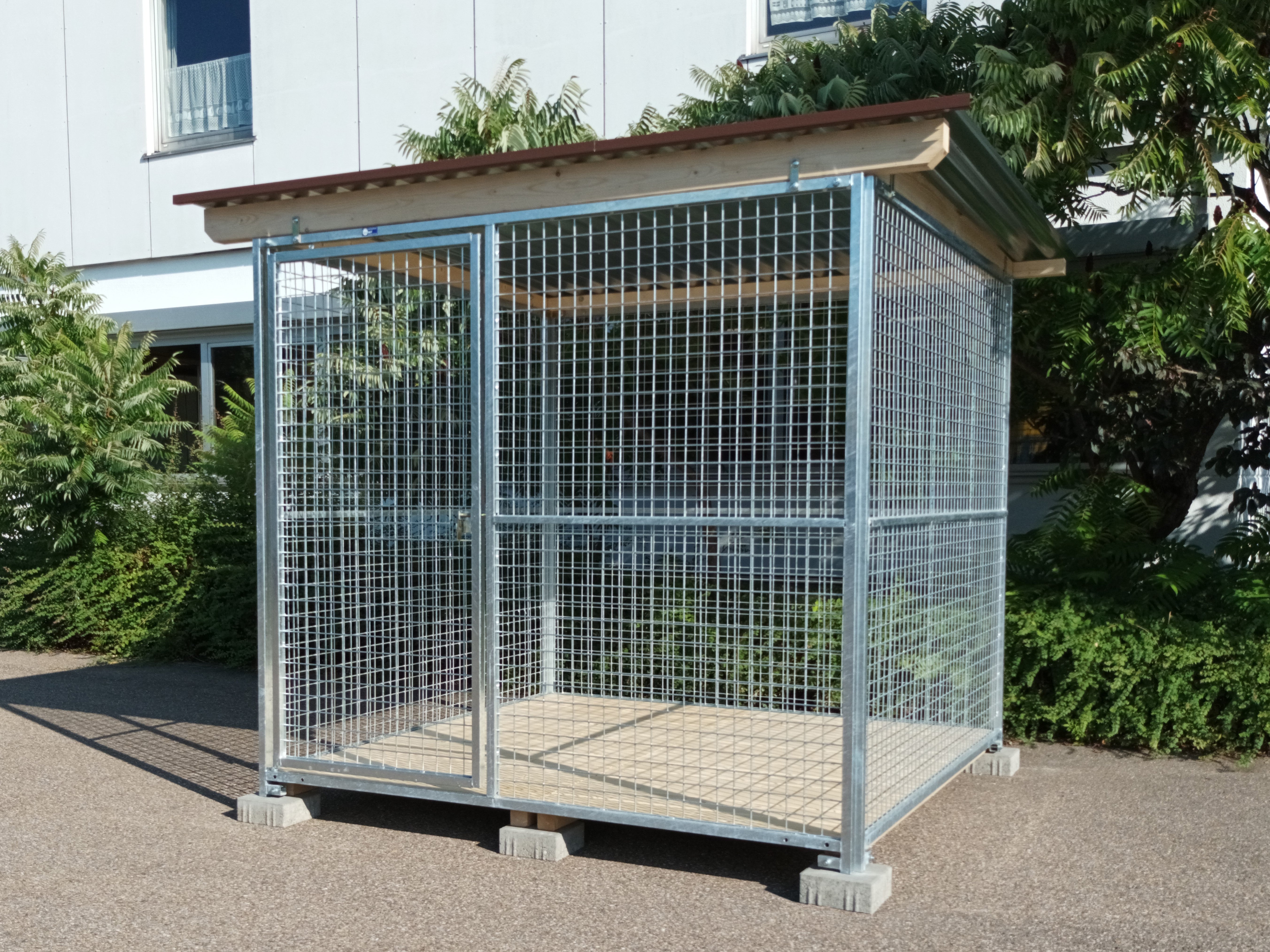 Hundezwinger aus Stahlwänden bestehend aus einem Stahlrohrrahmen und eingeschweißter Gittermatte