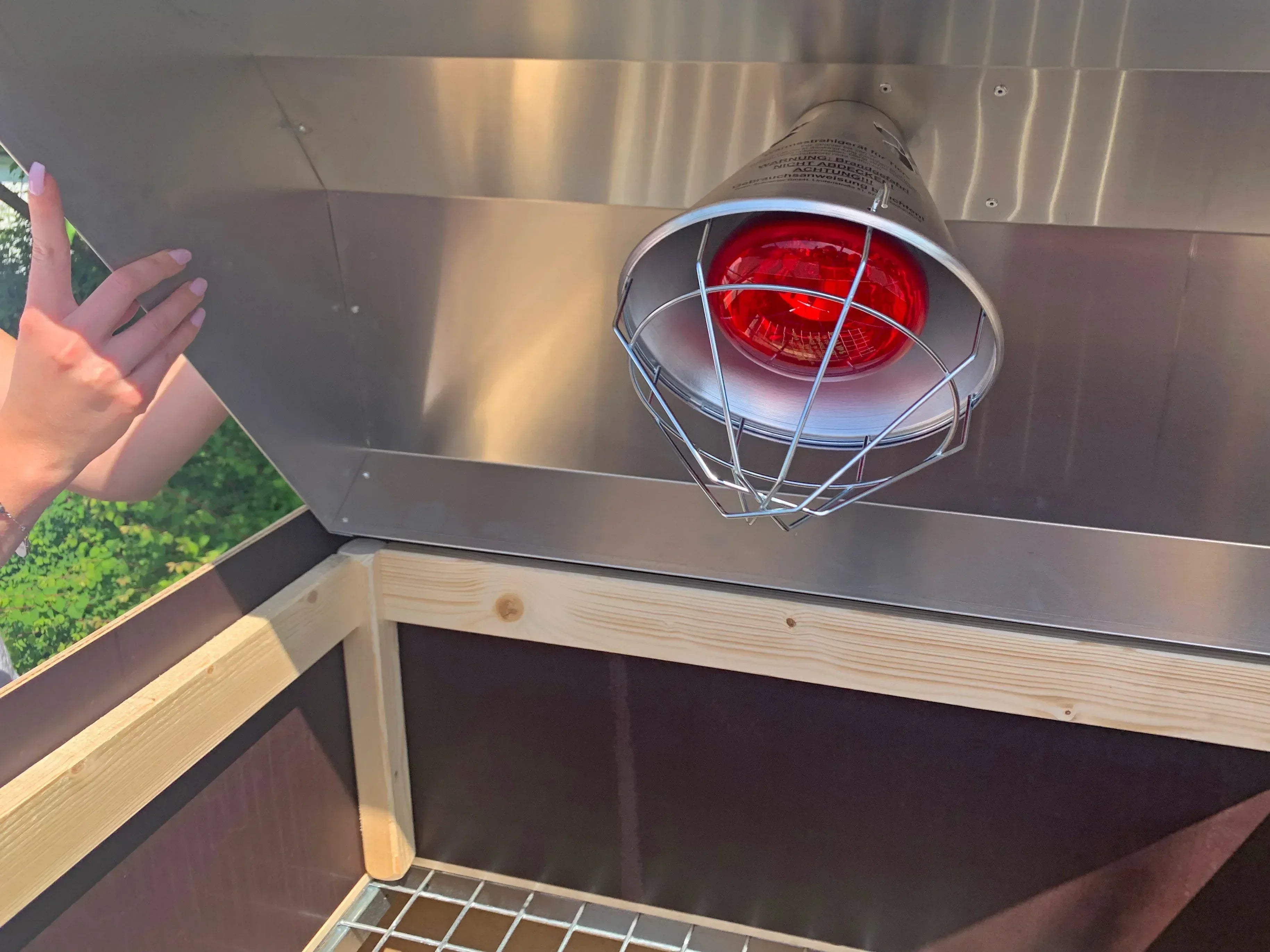 Wärmeaufsatz mit Infrarotlampe für Hundehütten