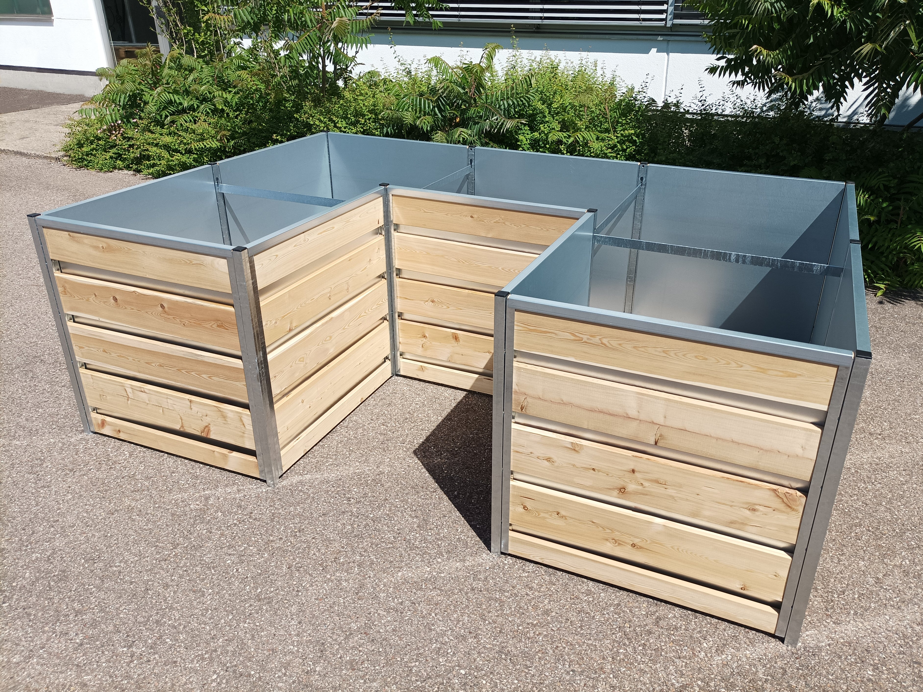 Hochbeet aus Lärchenbretter montiert in einer U-Schiene aus verzinktem Stahl