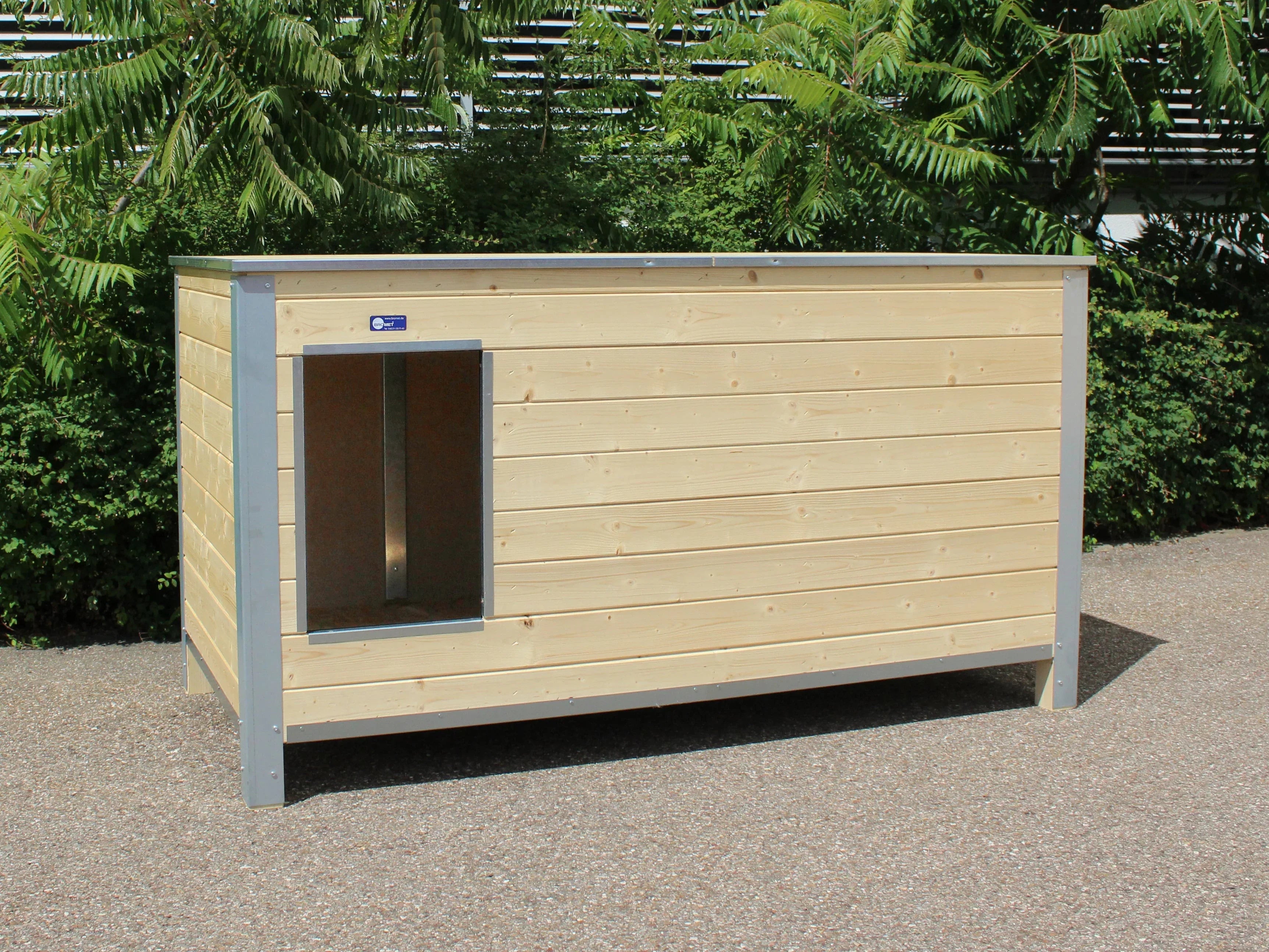 Isolierte Hundehütte mit Vorraum für die Zucht geeignet Kanten durch verzinktes Blech geschützt