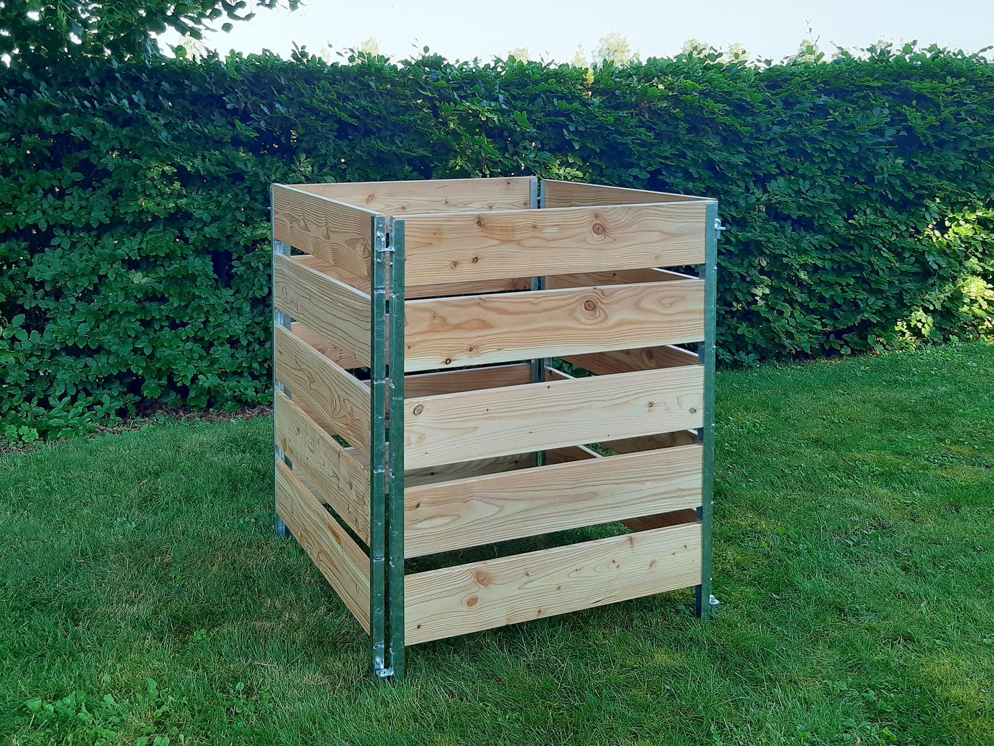 Quadratischer Komposter 1 m hoch stehend im Garten vor einer Hecke