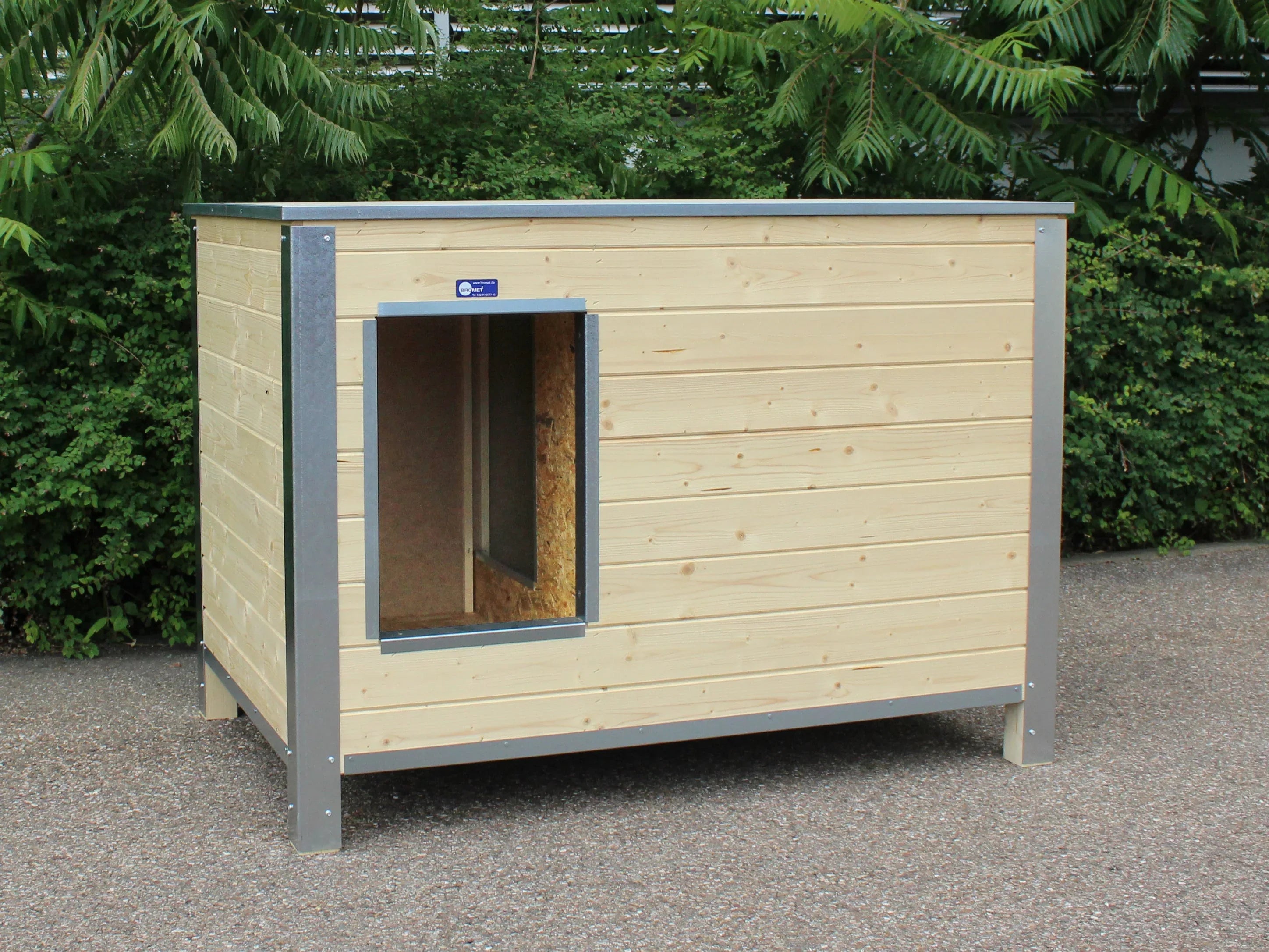 Isolierte Hundehütte für Hundezwinger mit Trennwand