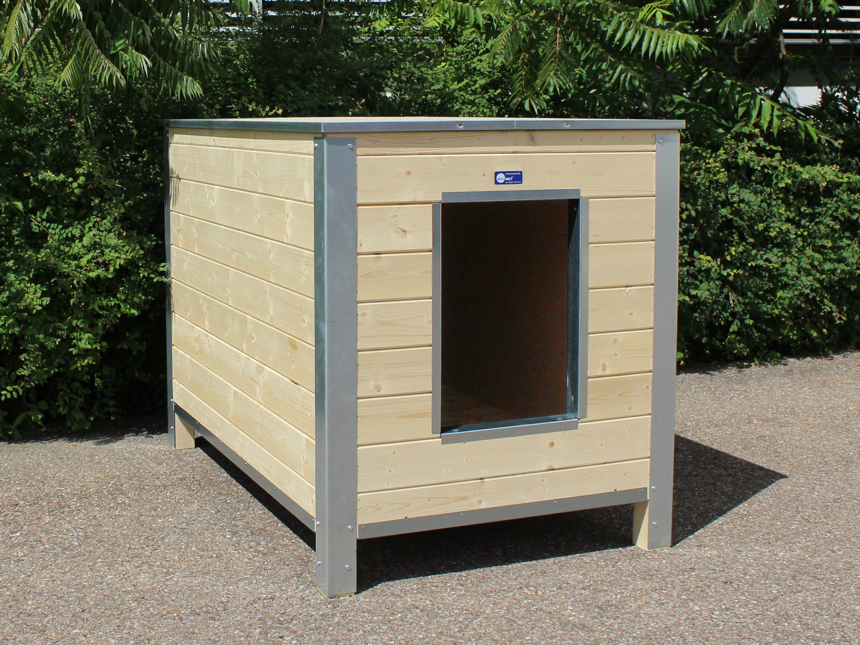 Hundehütte aus Holz mit verstärkten Kanten gegen verbiss