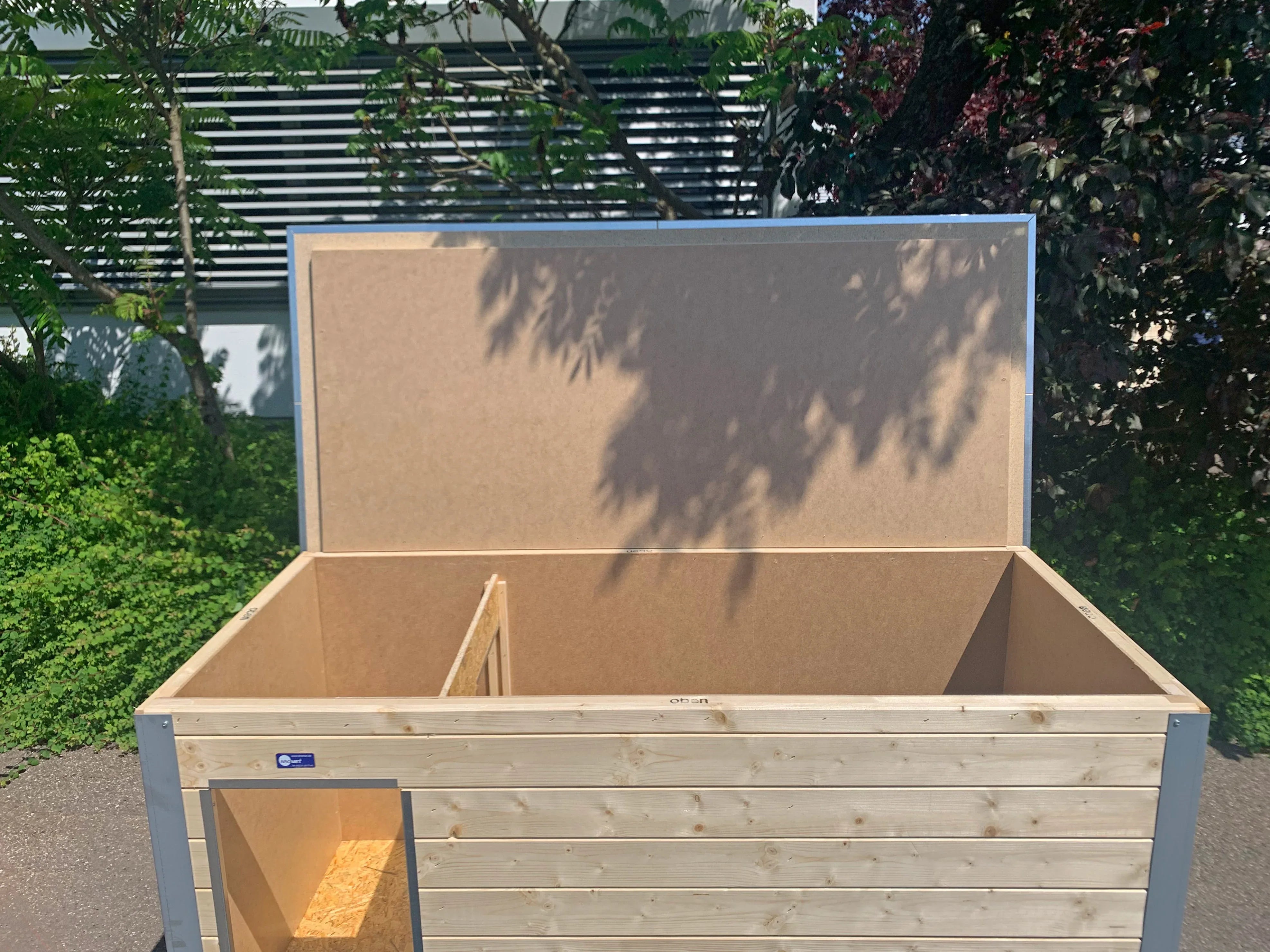 Hundehütte aus nordischem Fichtenholz mit Trennung und Windschutz