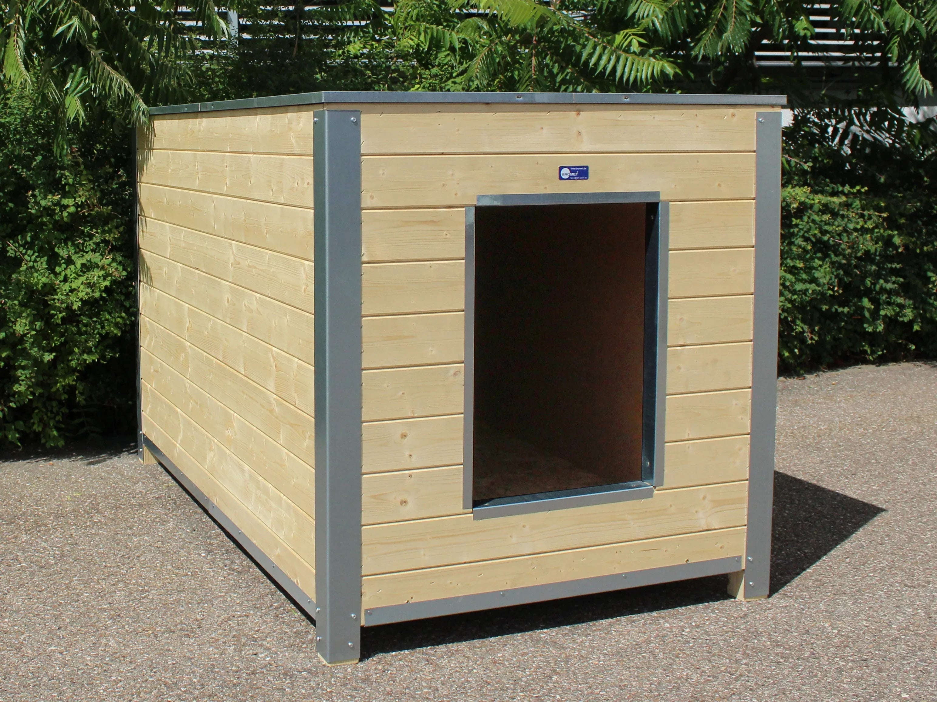 Große Hundehütte mit Eingang auf der Stirnseite mit Flachdach
