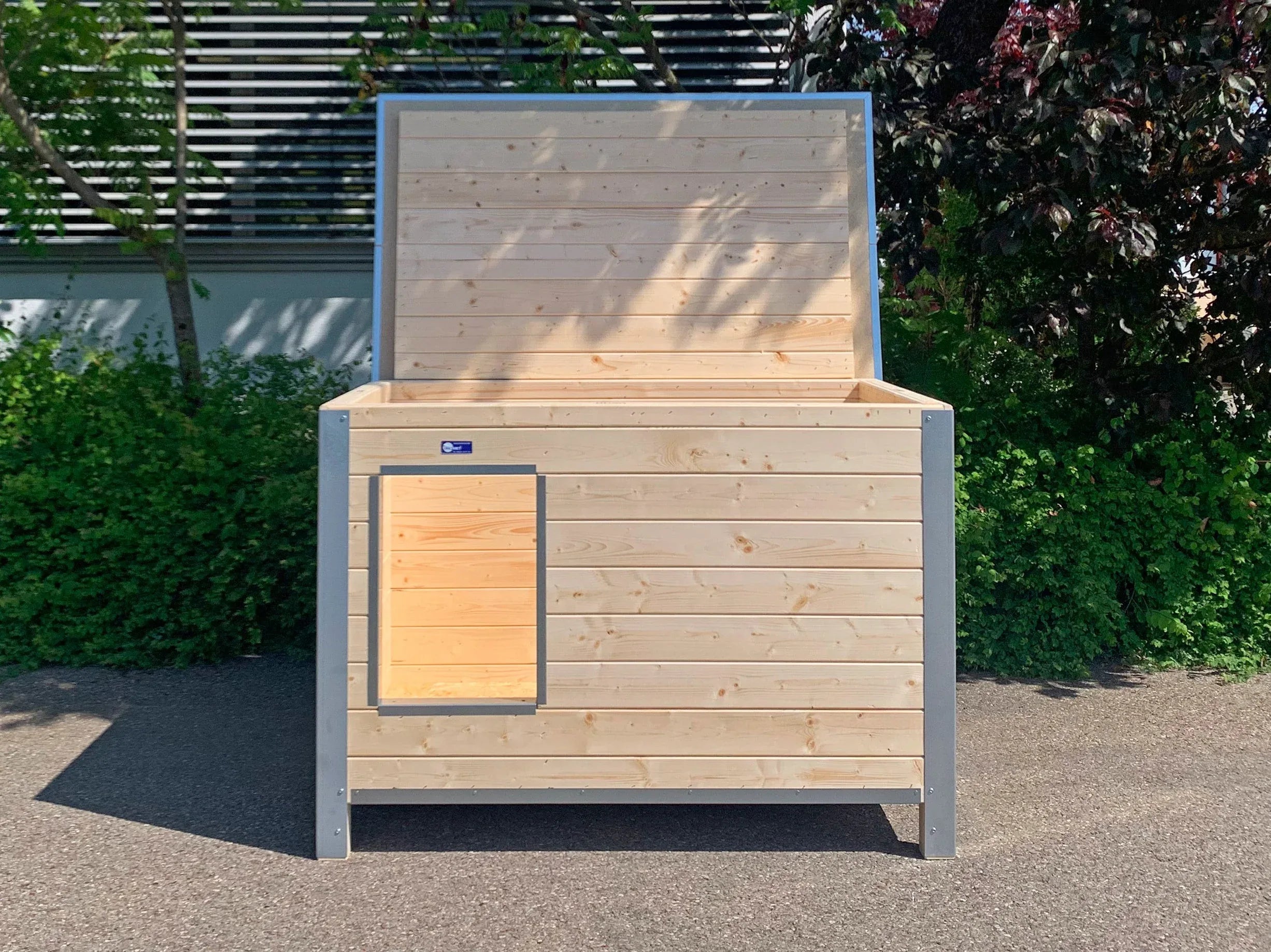 Stark isolierte Hundehütte aus Holz mit Metalleinfassungen gegen verbiss