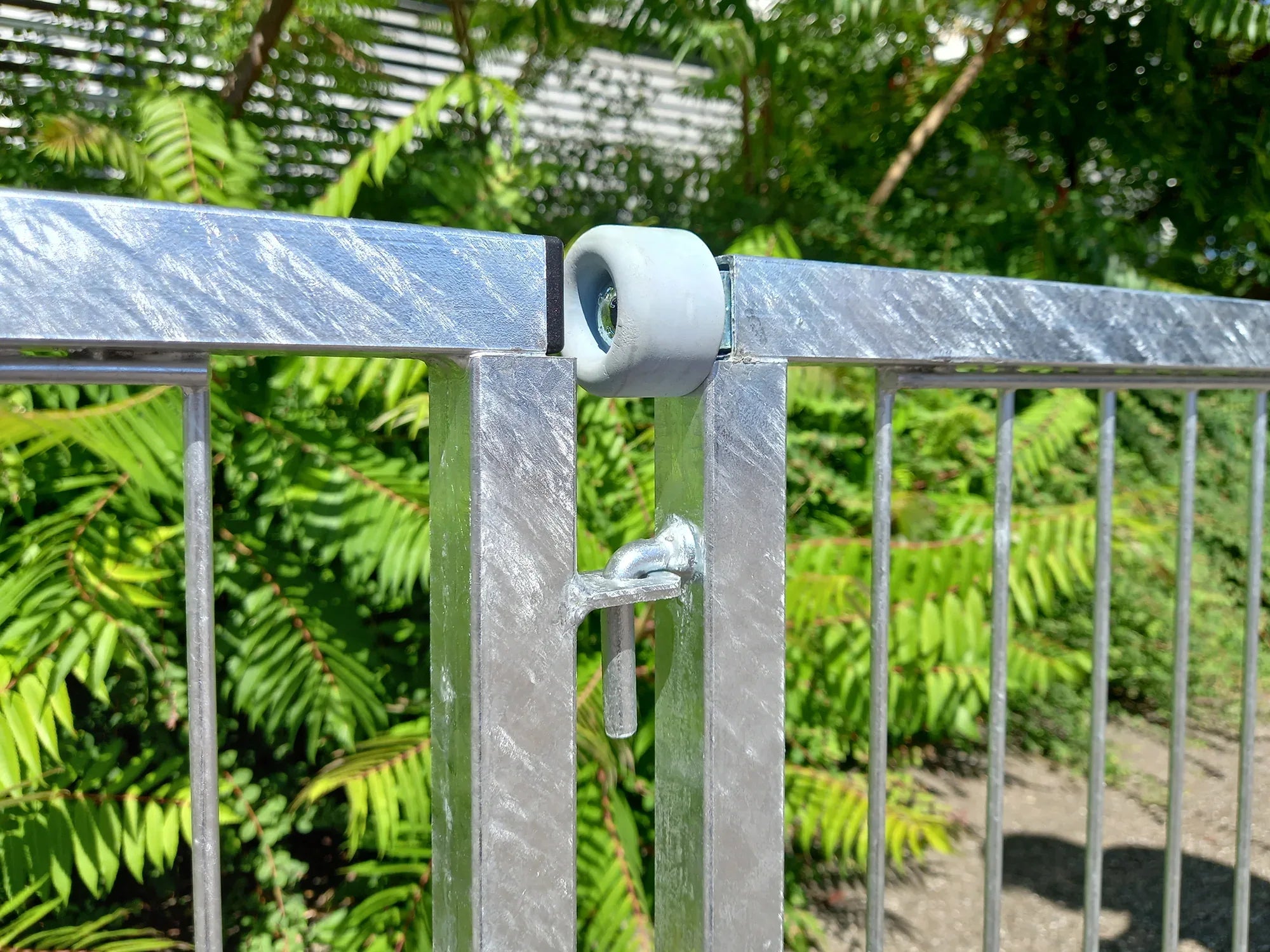 Klemmschutz für Hundepfoten aus Gummi eingebaut in einem Welpenauslauf