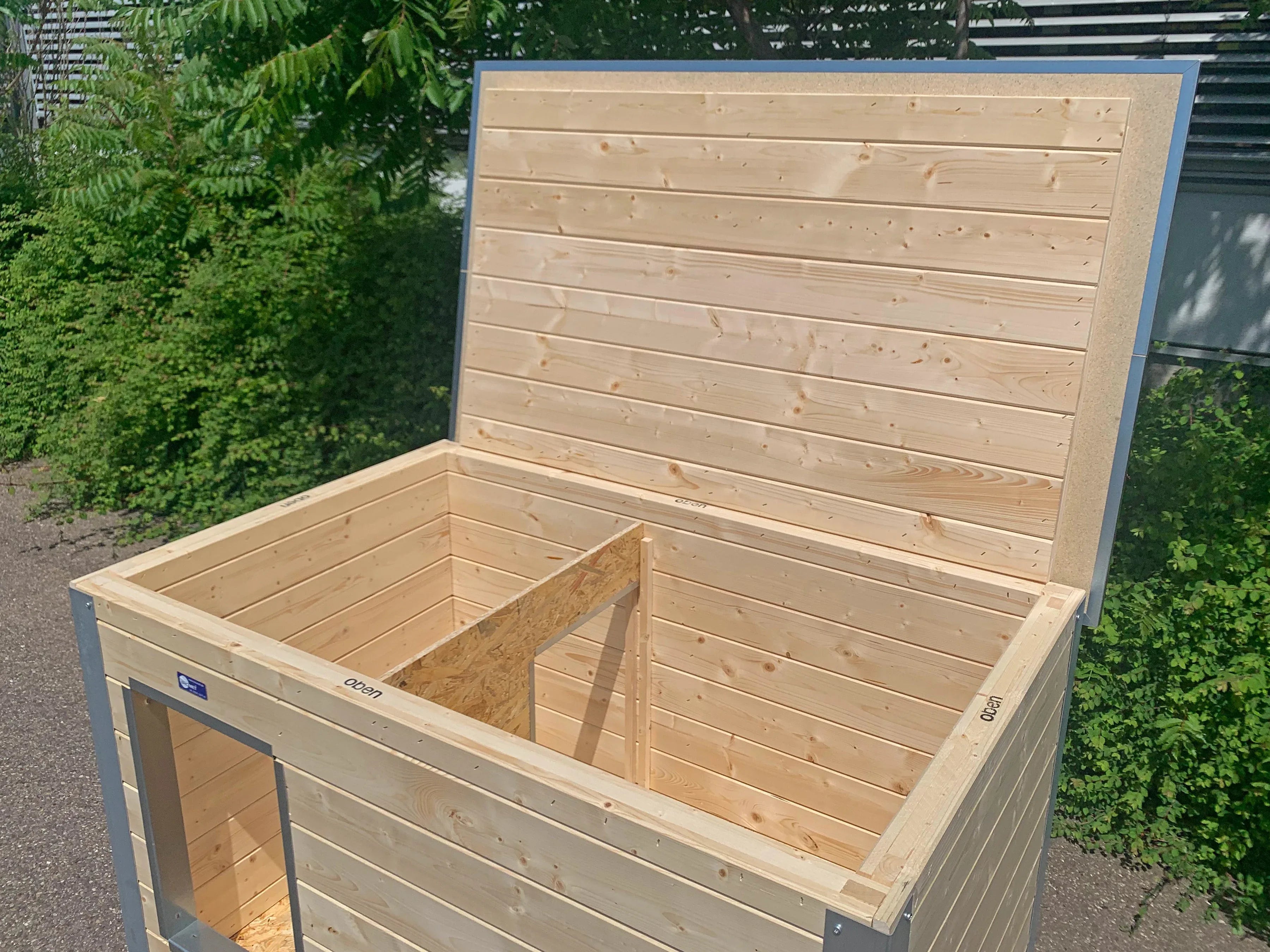 Isolierte Hundehütte für überdachte Außenbereiche geeignet für den Hundezwinger