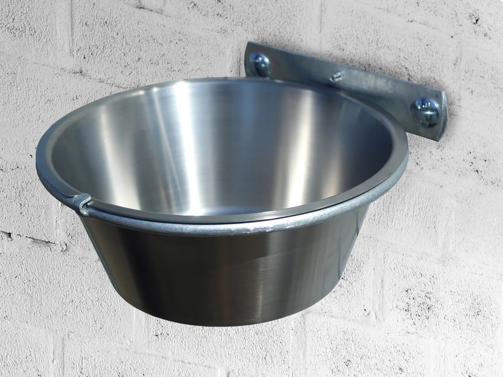 Hundefutternapf aus Edelstahl angeschraubt an eine weiße Mauer