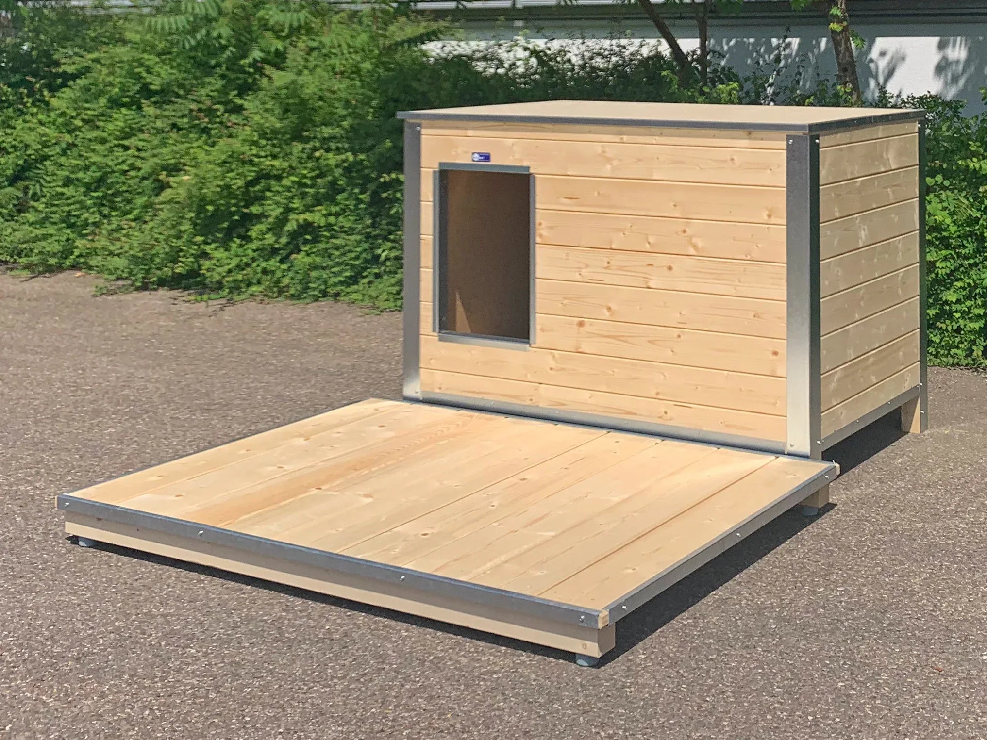 Liegebrett und Hundehütte aus Fichtenholz mit geschützten Kanten gegen verbiss