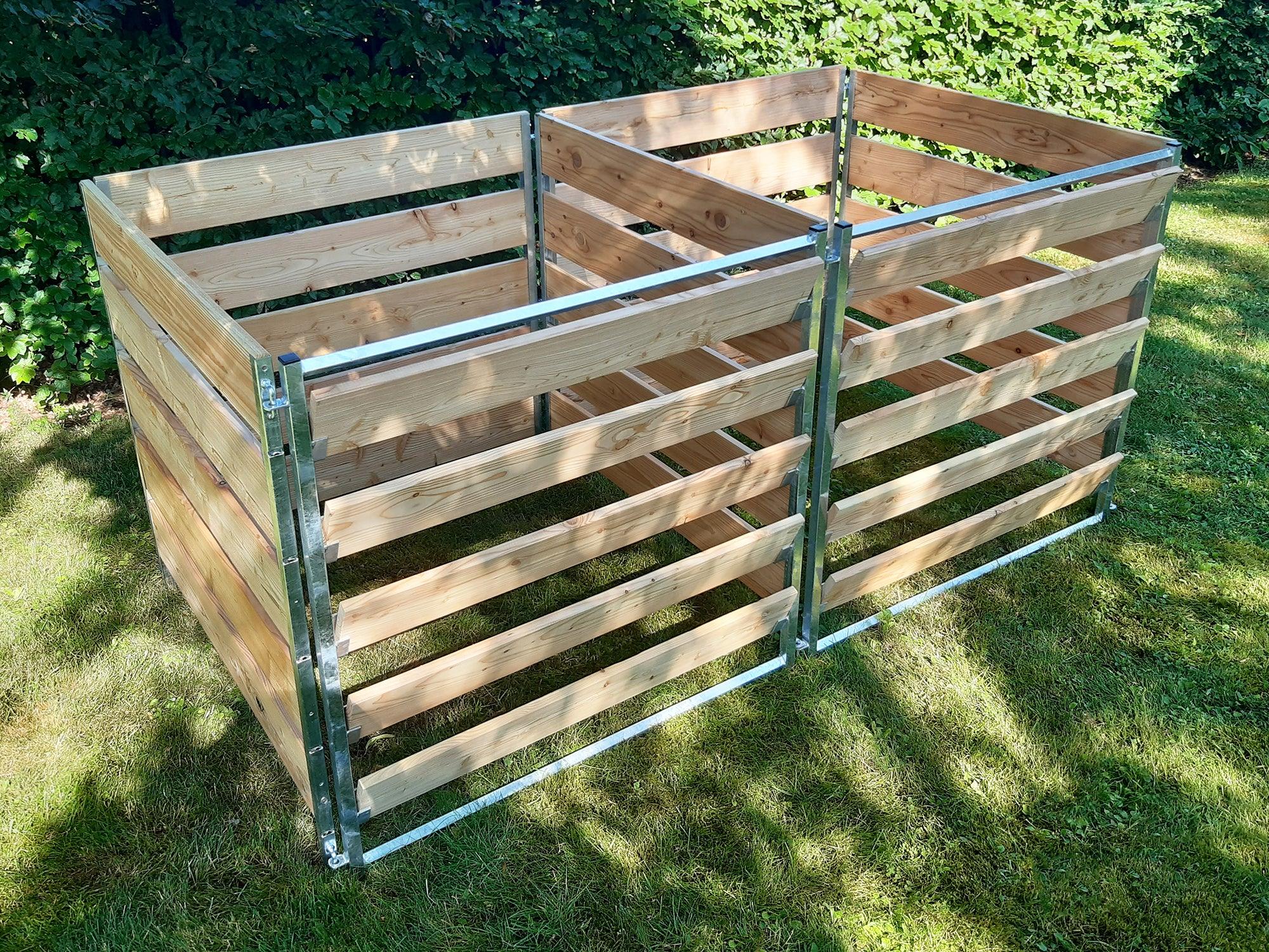 Holzkomposter mit Abtrennung durch ein Komposterelement aufgestellt in einem Garten