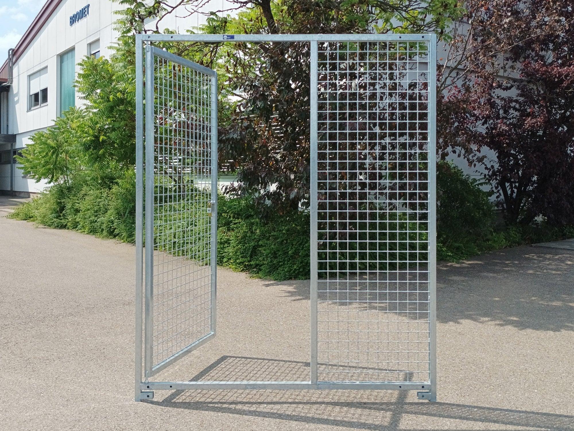 Verzinktes Stahlelement mit Stahlrohrahmen und eingebauter Türe