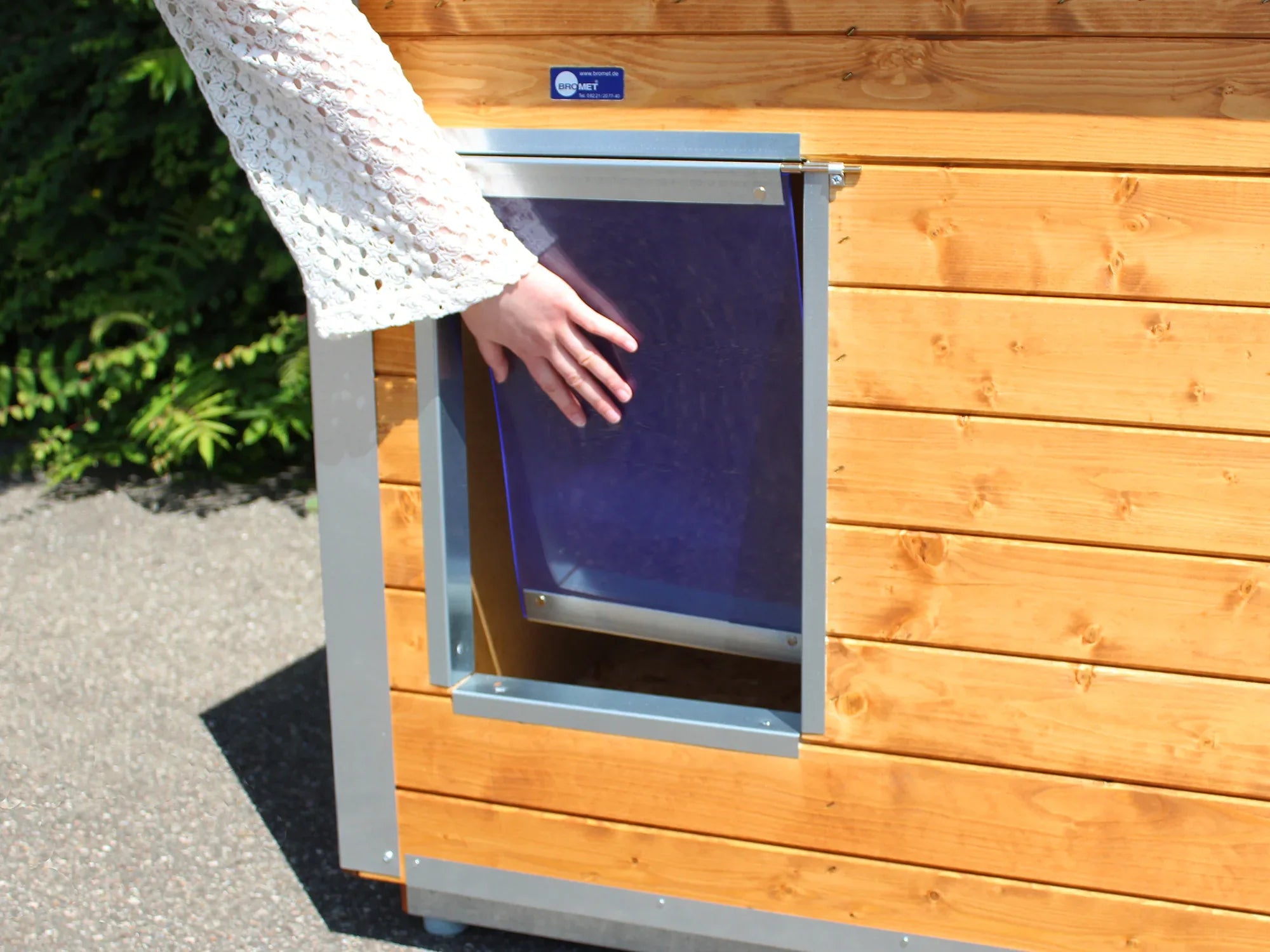 Montierter Vorhang aus PVC an einem Hundehütteneingang