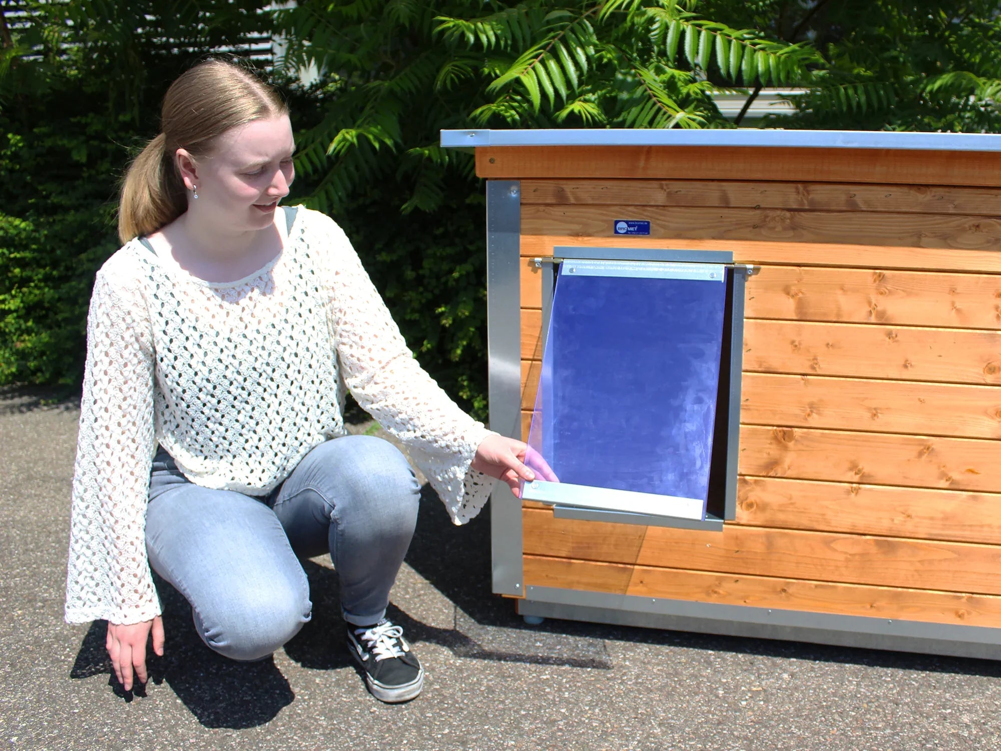 Geöffnete Pendelklappe aus blauem und weichem PVC aufgestellt im Freien