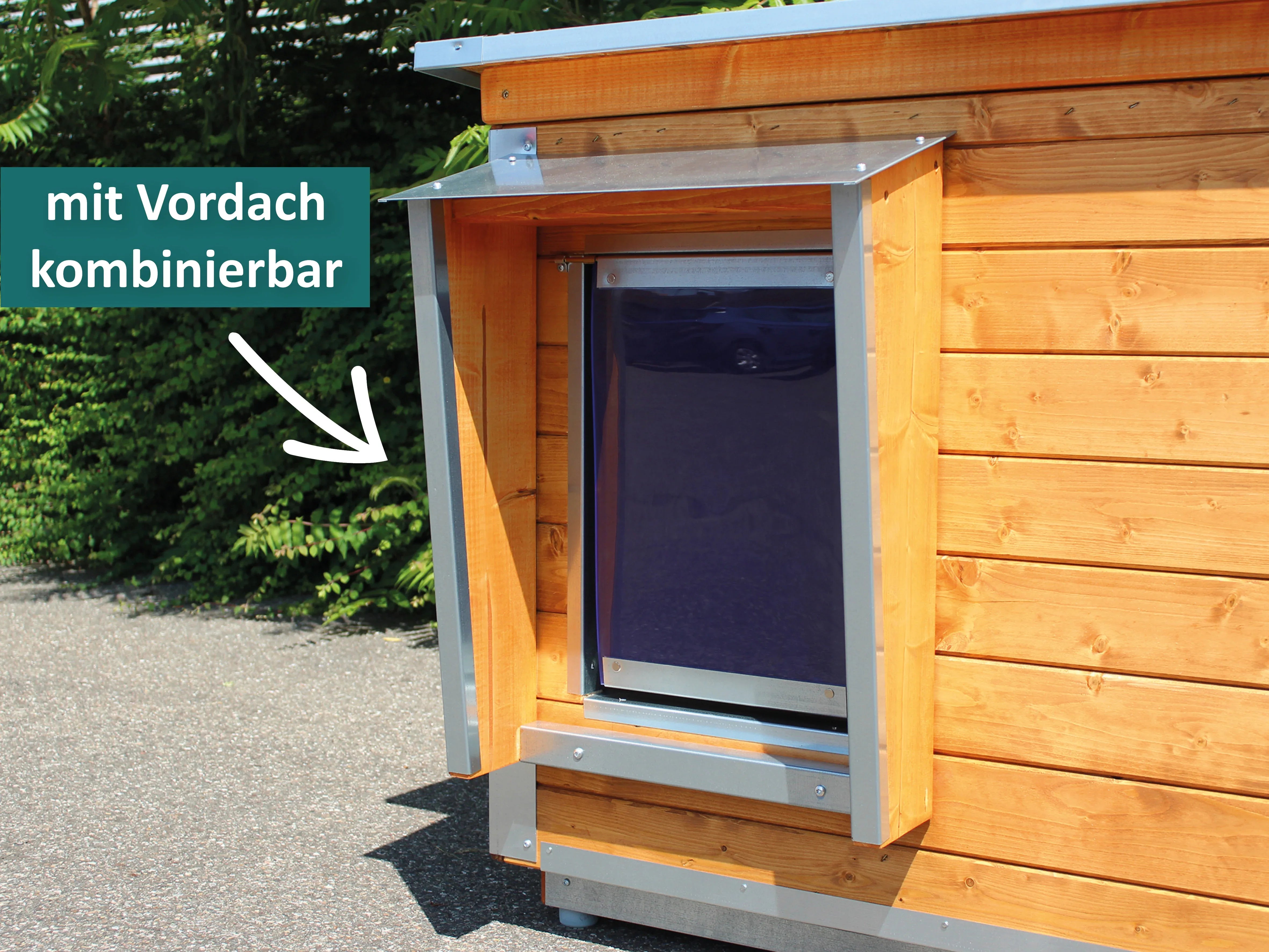 Eingang einer Hundehütte für den Außenbereich mit Vordach und Pendelklappe