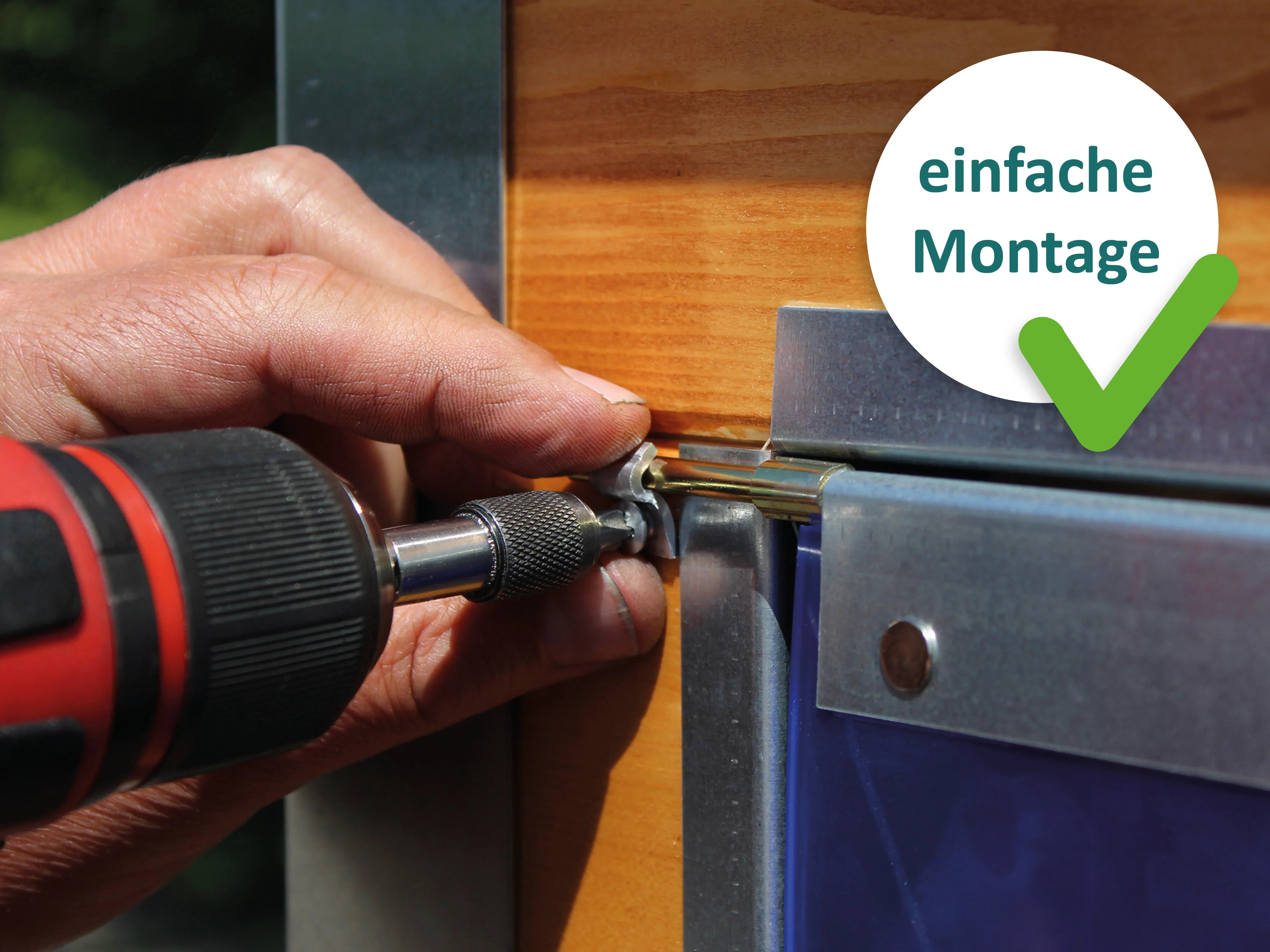 Montage einer Schutzklappe an einer Hundehütte aus Holz