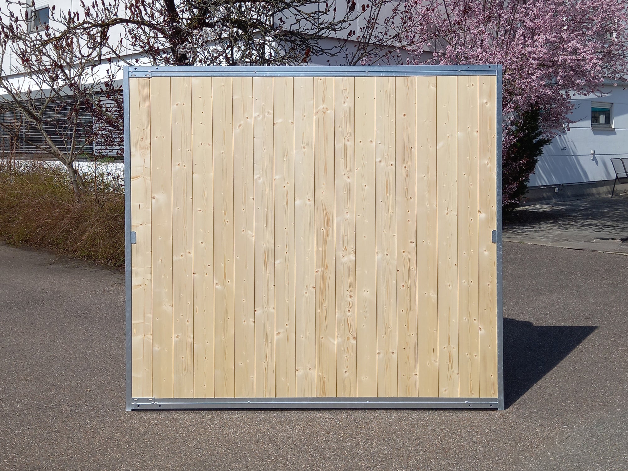 Unsere Classic Holzwand hat einen Stabilen Stahlrohrrahmen