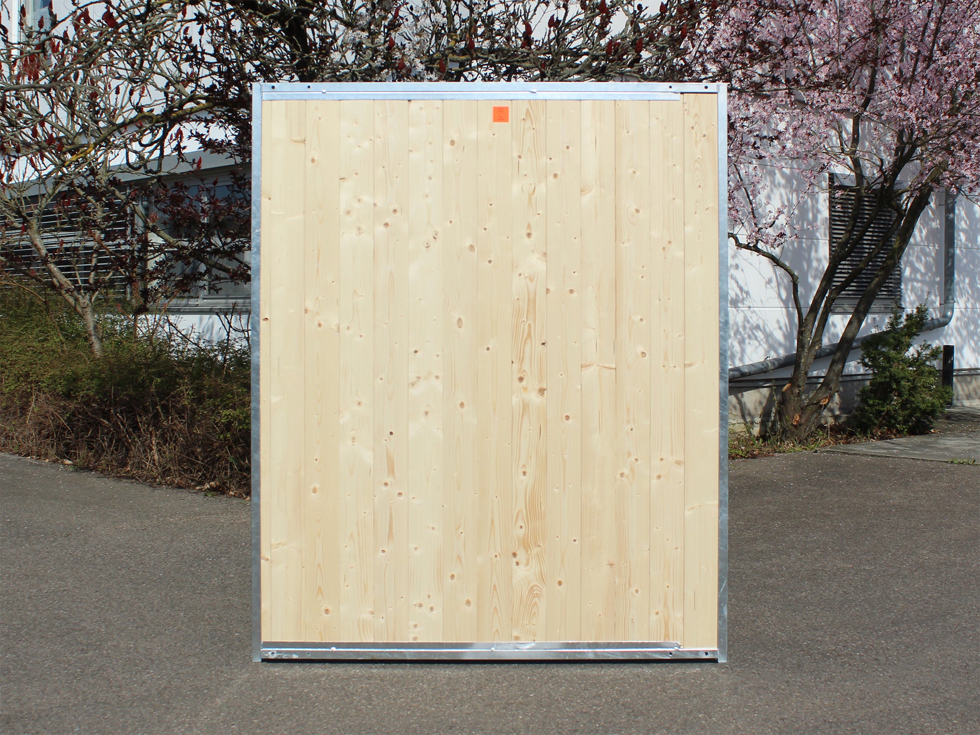 Windschutzwand mit Holzfüllung und einem verzinktem Rohrrahmen