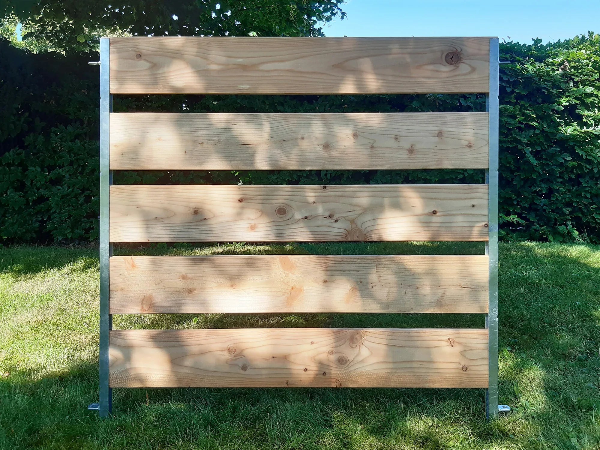 Komposterelement aus fest montierten Lärchenbretter in einem U-Profil aus Stahl