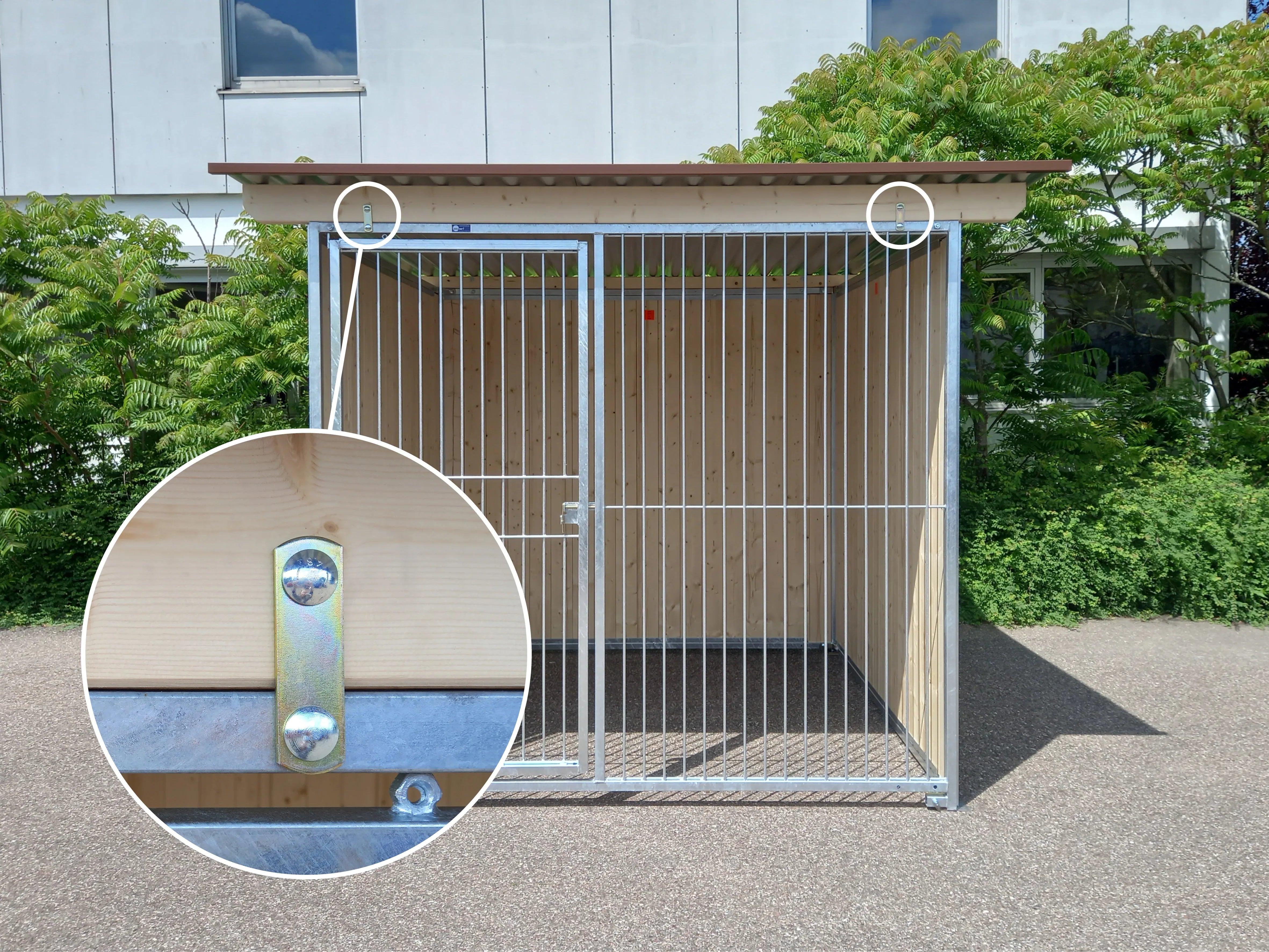 Hundezwinger mit Dachkonstruktion aus Holzbalken und Verbindungslaschen