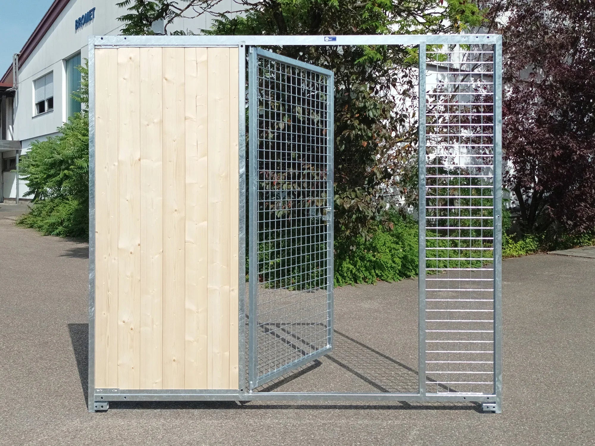 Gitterelement mit Stahlrahmen und eingebauter Türe seitlich eingebauter Sichtschutz