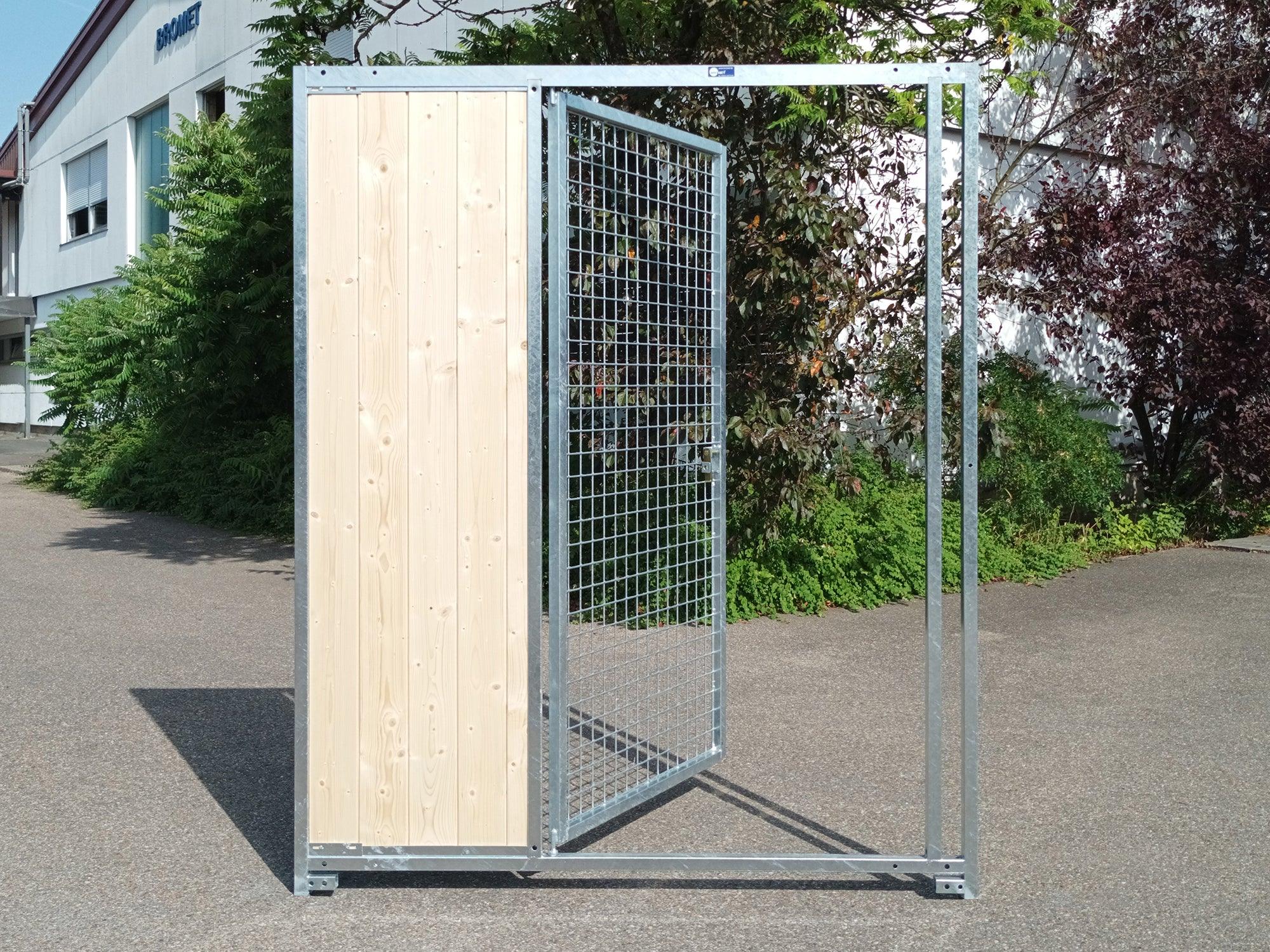 Hundezwingerelement für den Garten mit Türe und Holzwand aus naturbelassenem Fichtenholz