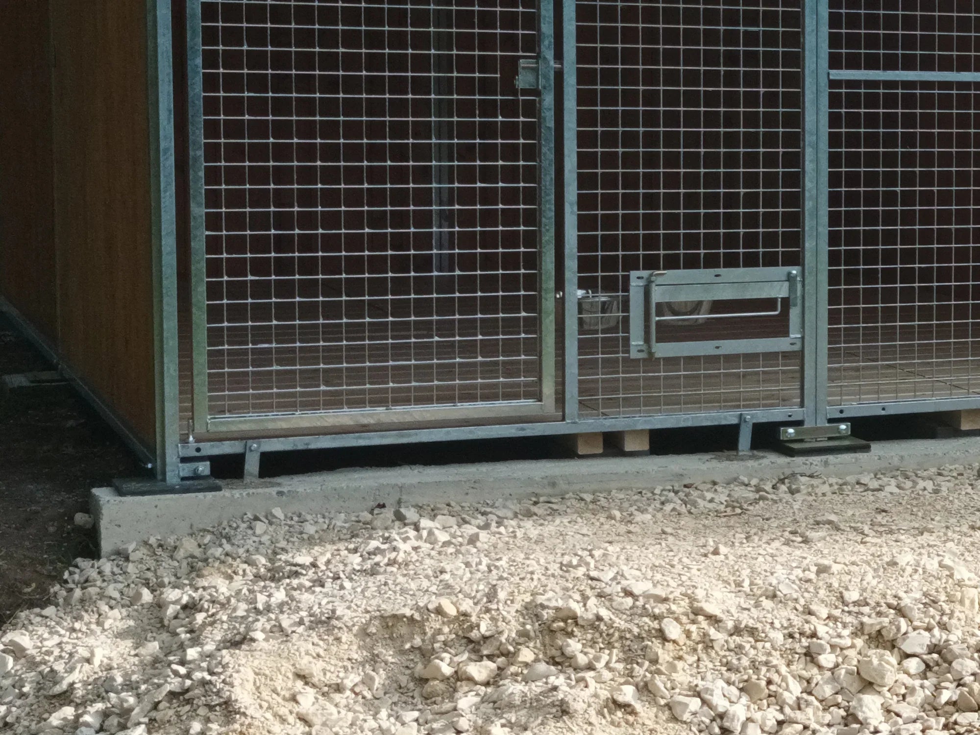 Sturmsicherung für Hundezwinger