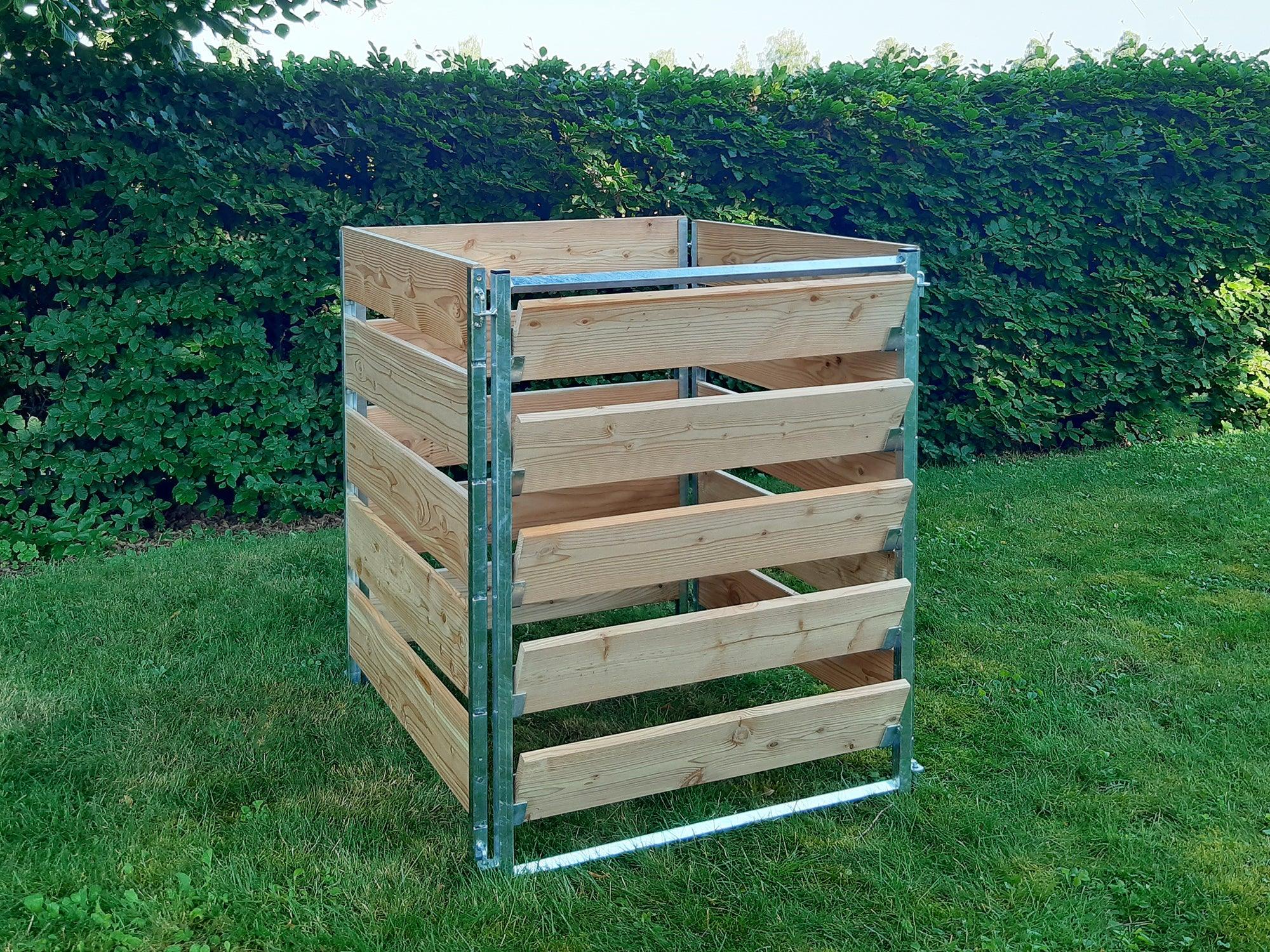 Komposter mit Element zur Kompostentnahme vor einer Hecke