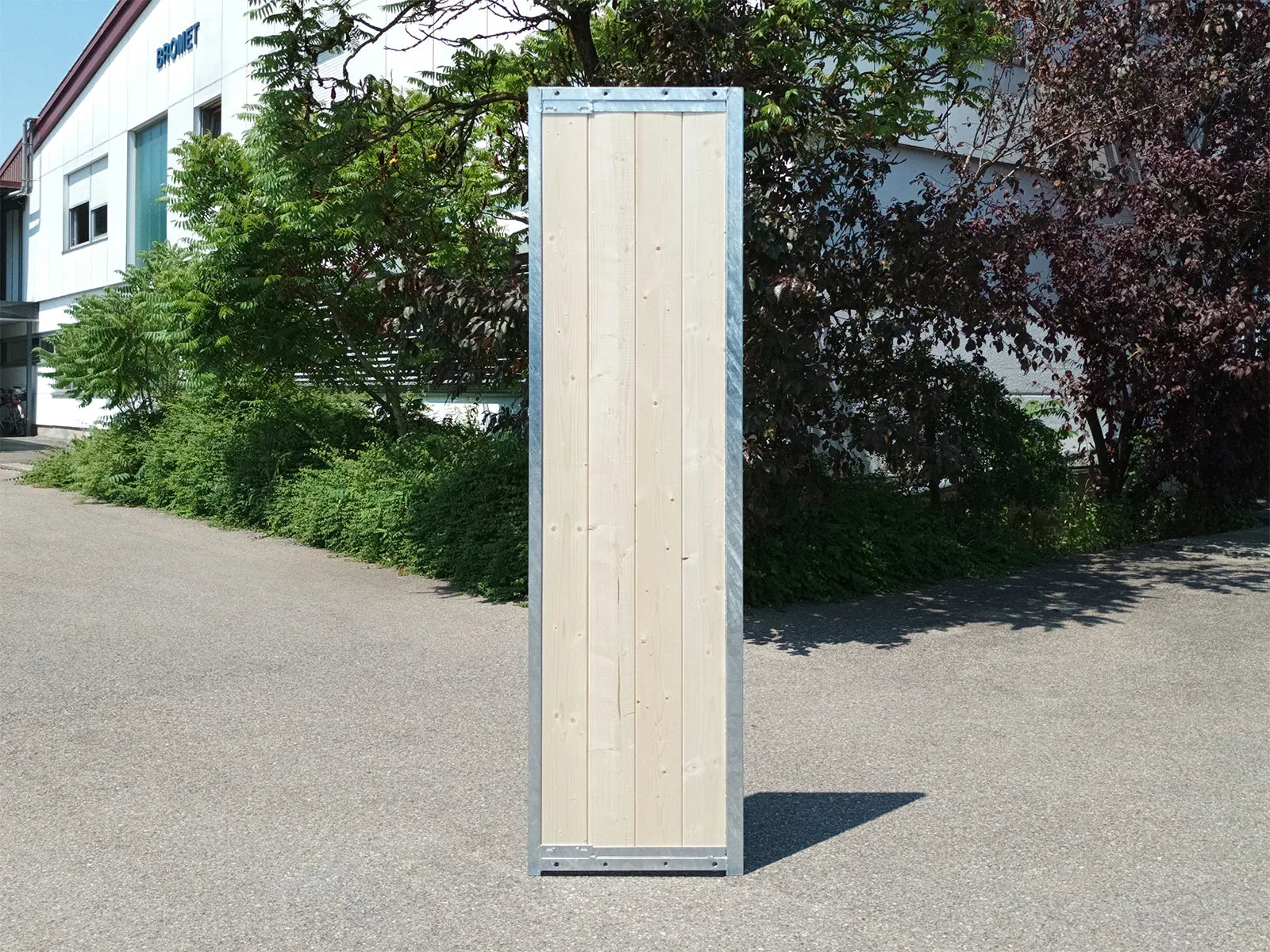 Windschutzwand aus Fichtenholz mit korrosionsbeständigem Stahlrahmen