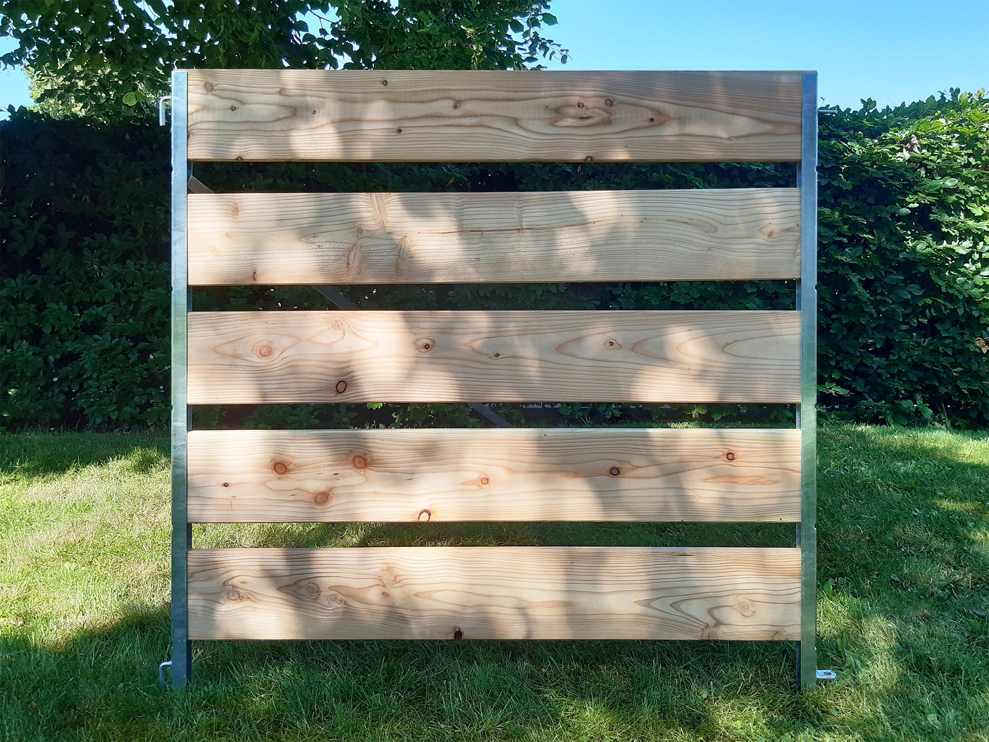 Komposterelement aus 5 festgeschraubten Holzbretter in zwei U-Schienen aus verzinktem Metall