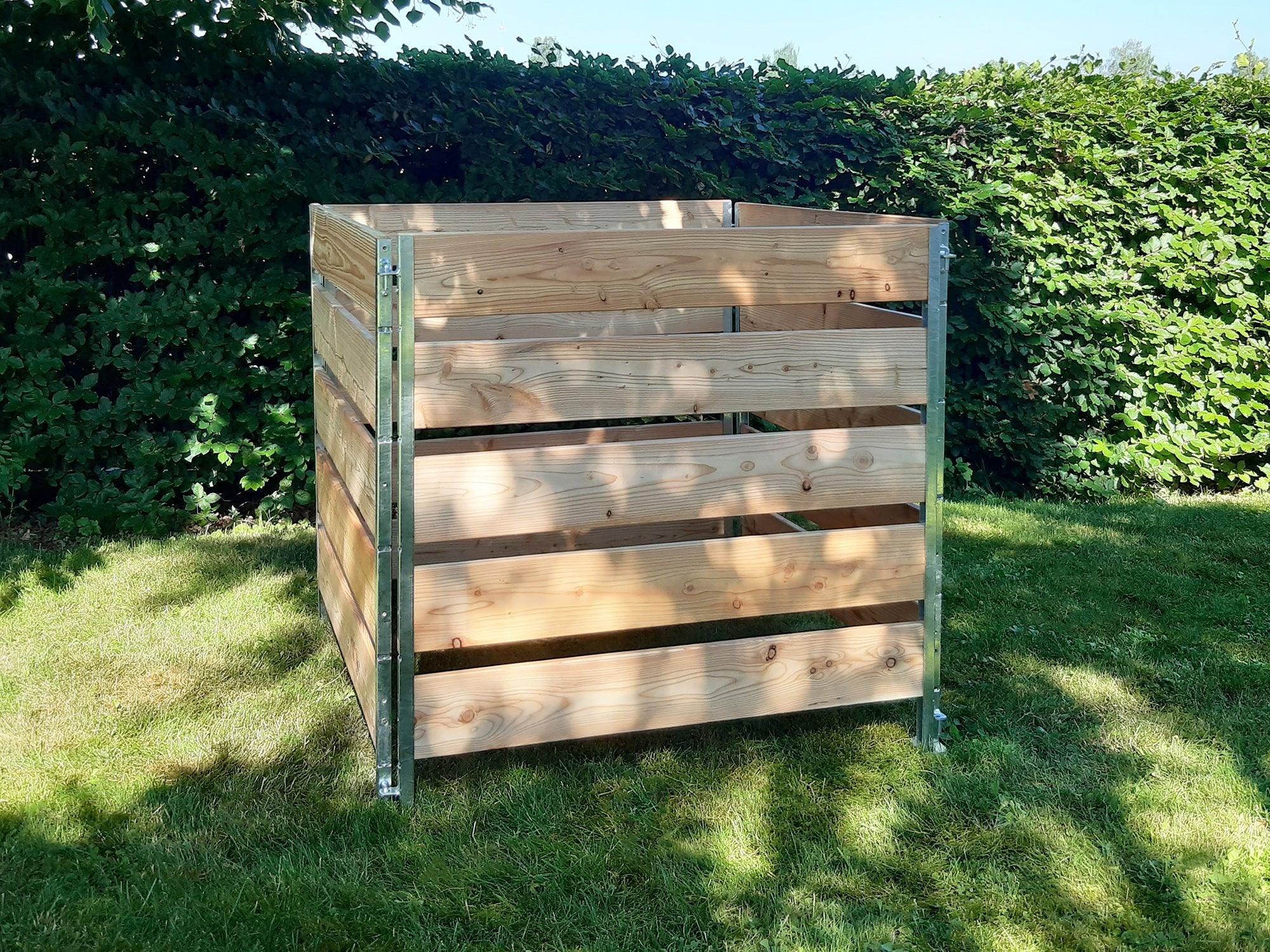 Komposterelemente eingehackt zu einem Komposter aus Holzbretter