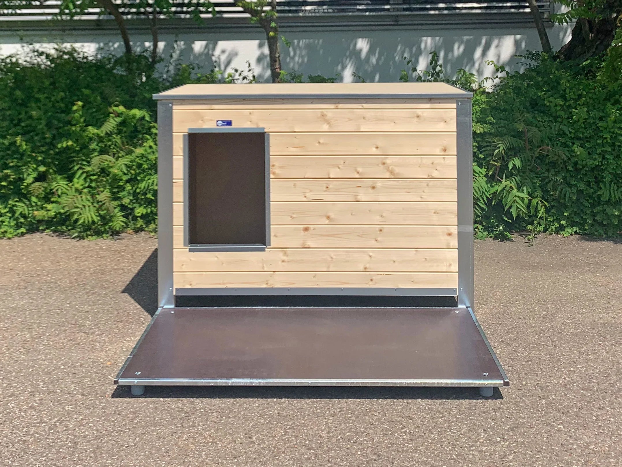Liegeplatte mit geschützten Kanten stehend vor einer Hundehütte aus Fichtenholz