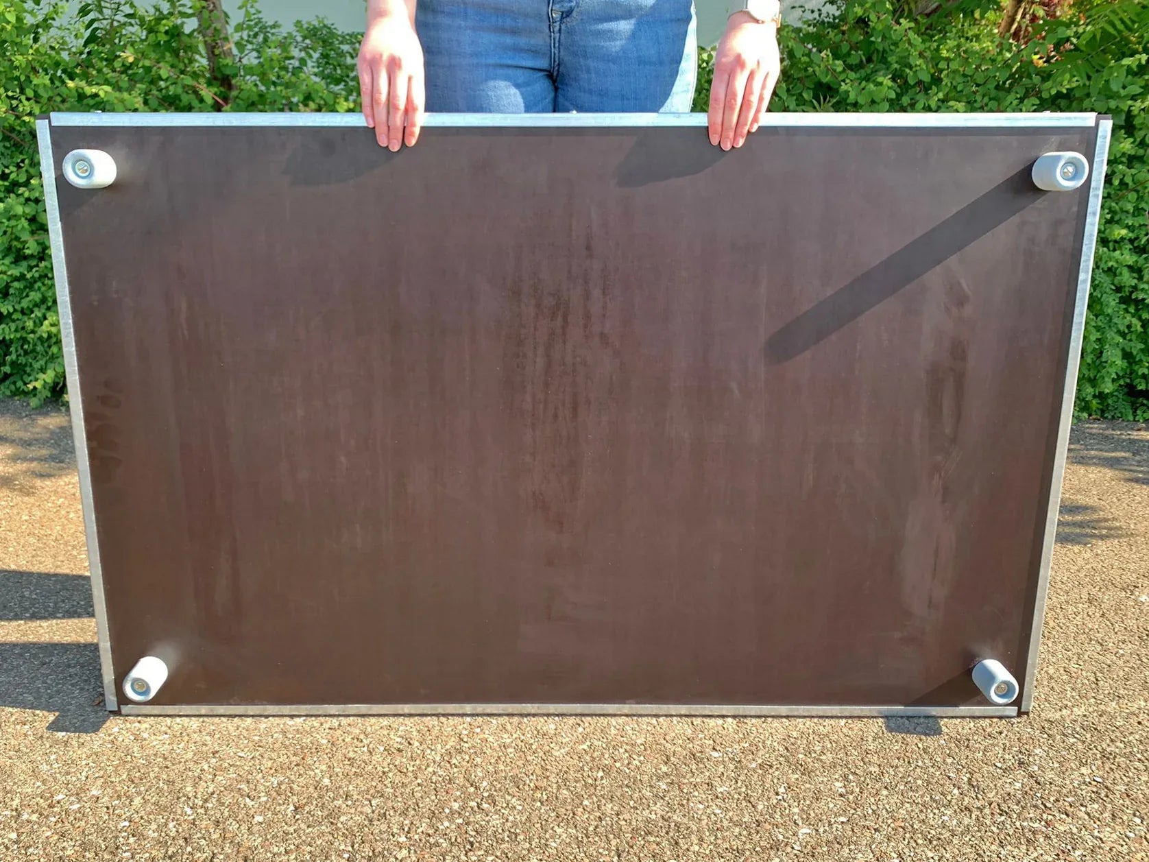 Liegeplatte von unten gesehen mit montierten Gummipuffer und eingefassten Kanten