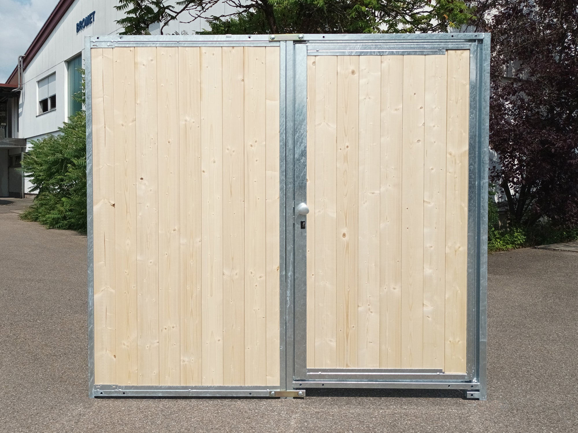 Wir bieten Wandelemente mit geschlossener Türe an