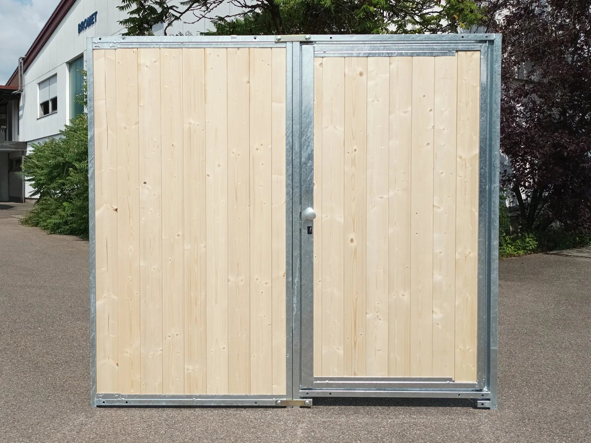 Wir bieten Wandelemente mit geschlossener Türe an