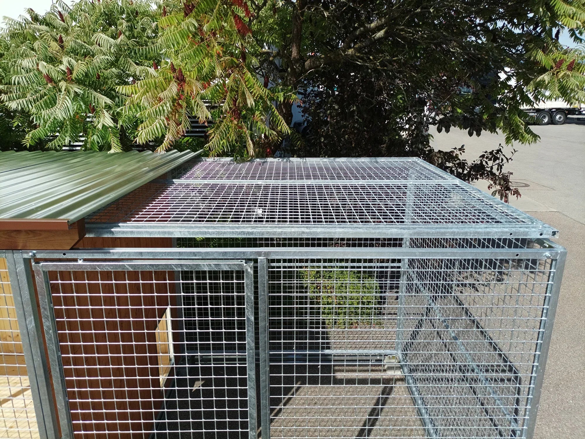 Abdeckgitter zum Anbringen auf dem Hundeauslauf