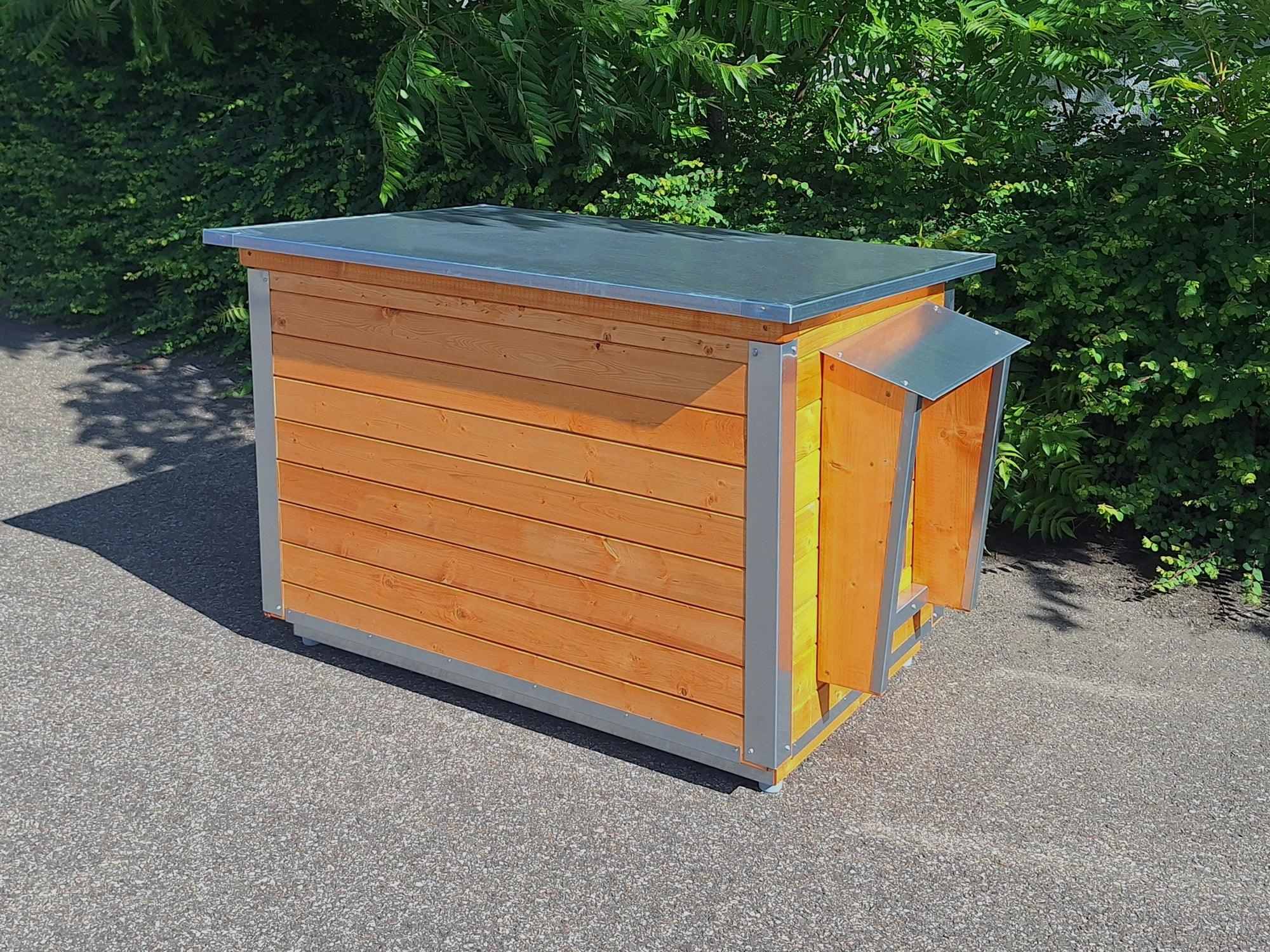 Outdoor Hundehütte aus Holz und Metall mit Vordach