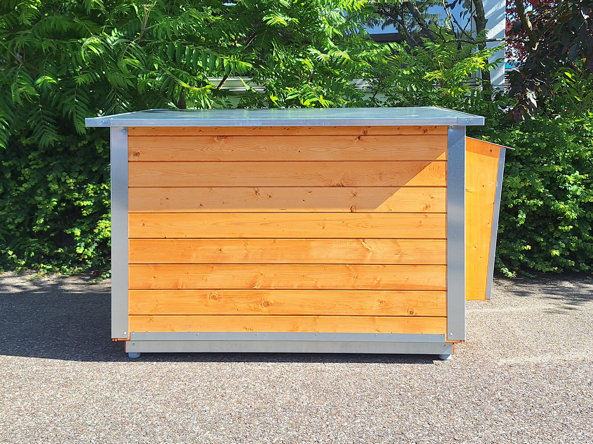 Hundehütte für den Garten aus Holz und Metall mit Vordach