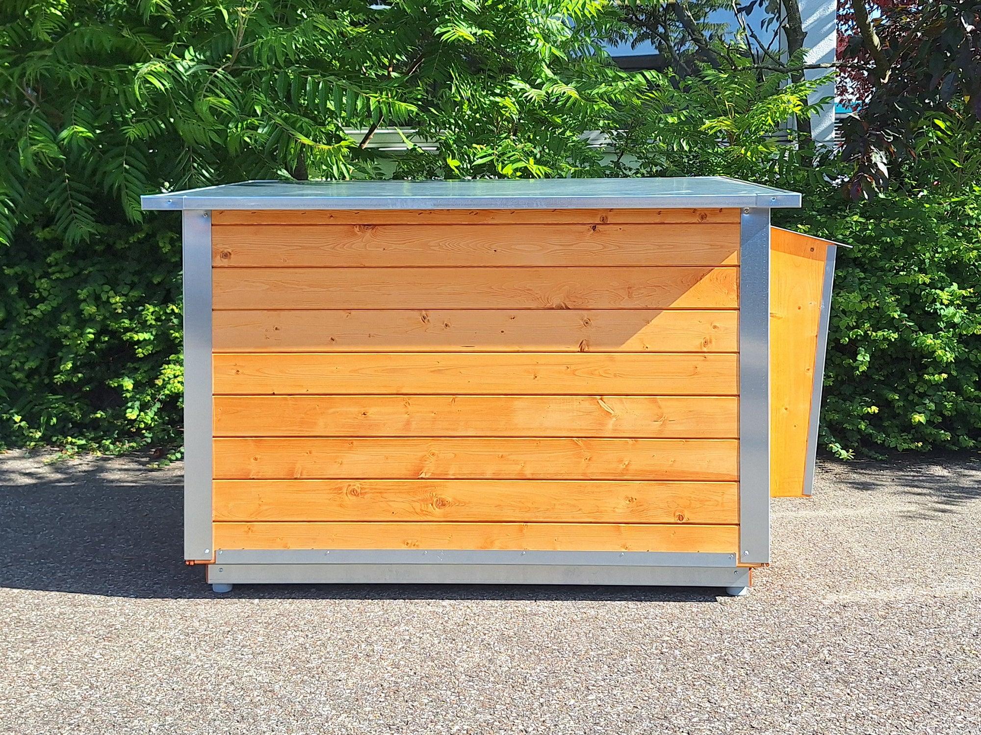 Hundehütte für den Garten aus Holz und Metall mit Vordach