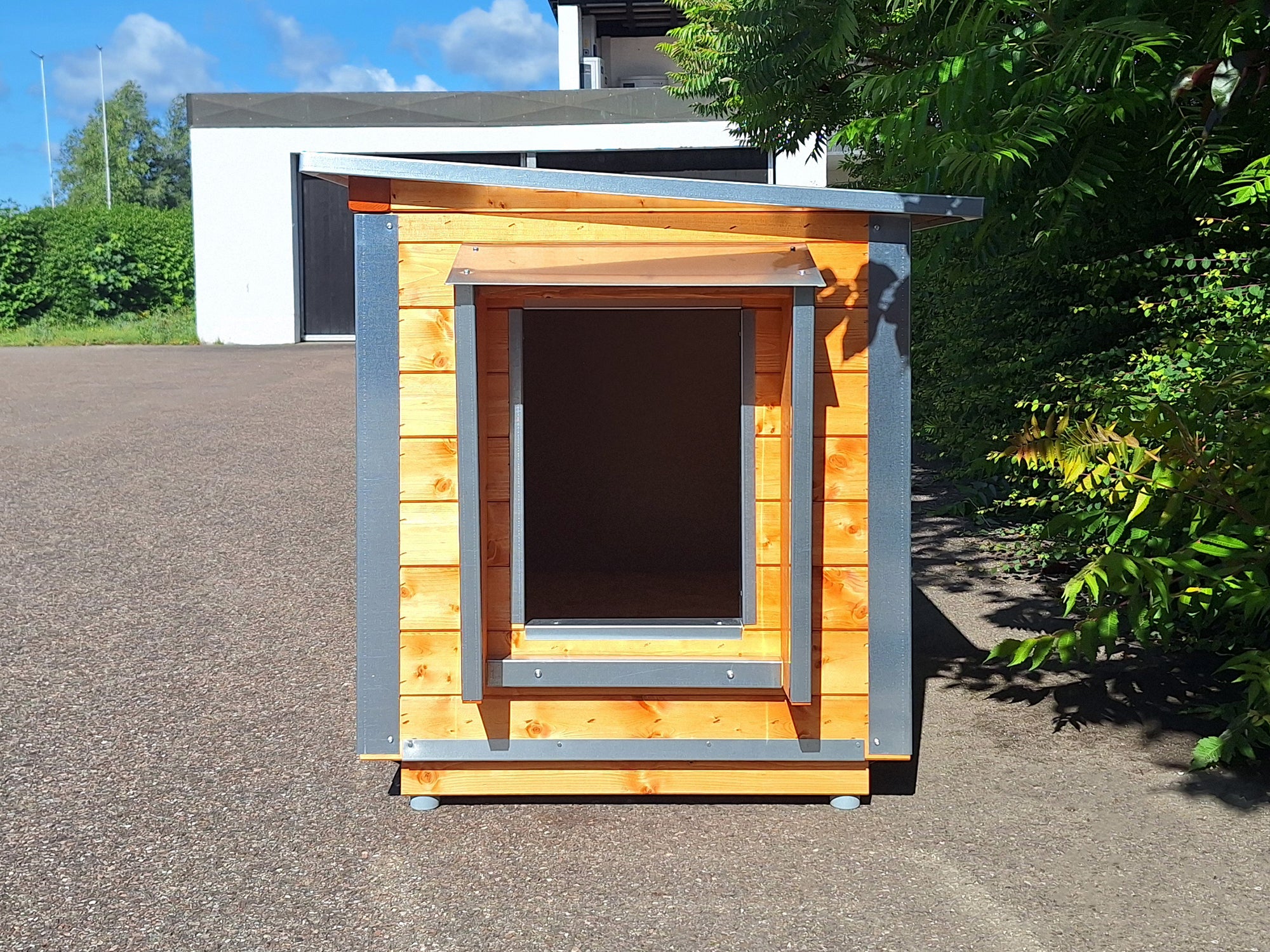 Isolierte Hundehütte für den Garten aus Holz und Metall mit Vordach