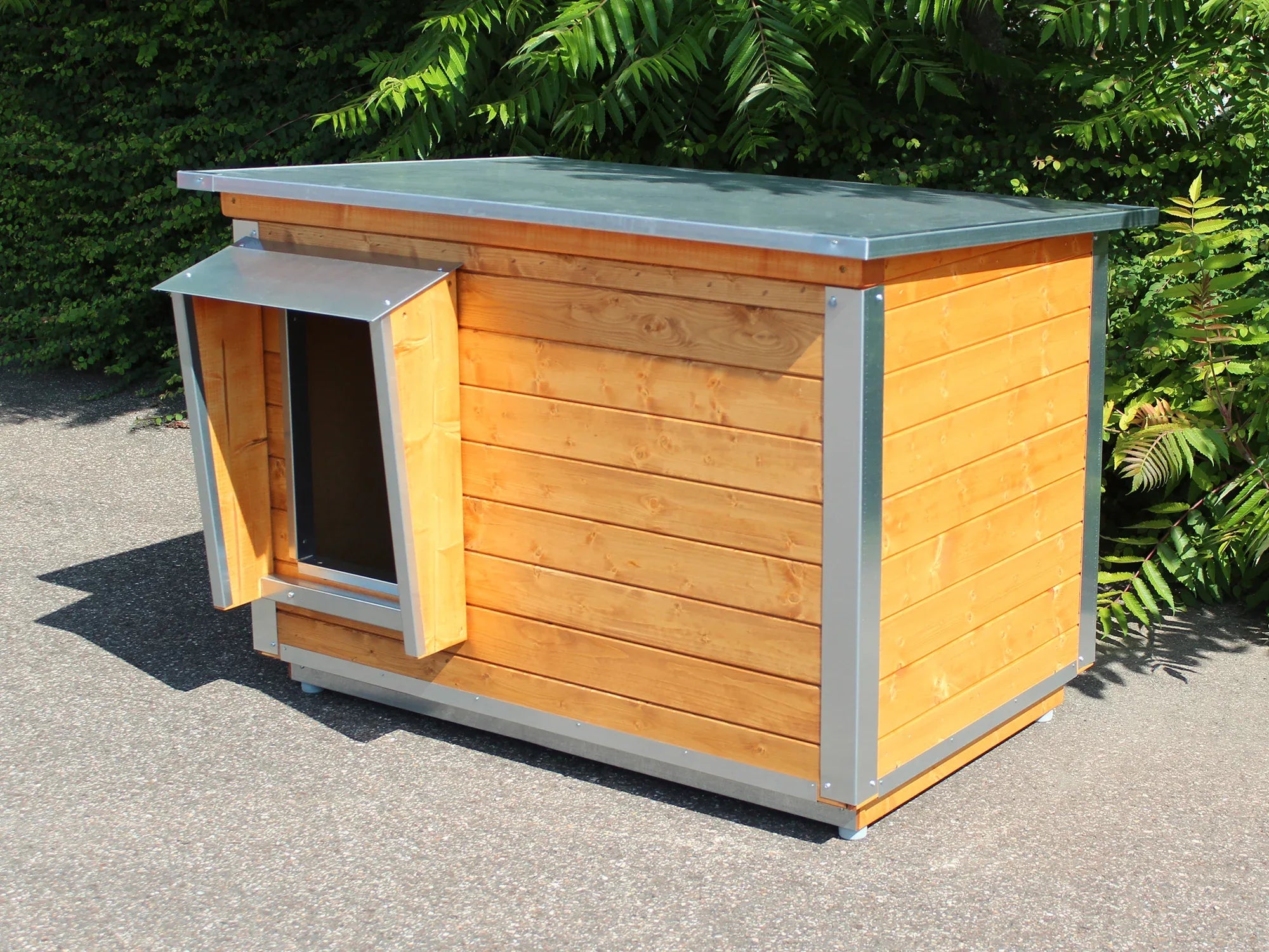 Hundehütte für den Außenbereich gestrichen und mit Vordach