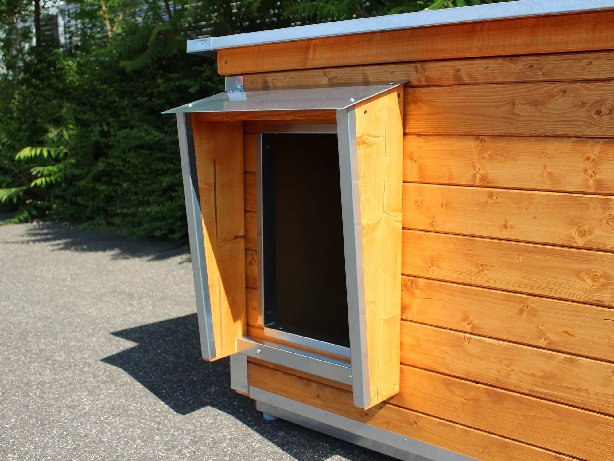 Vordach aus Holz und verzinktem Blech für Hundehütten
