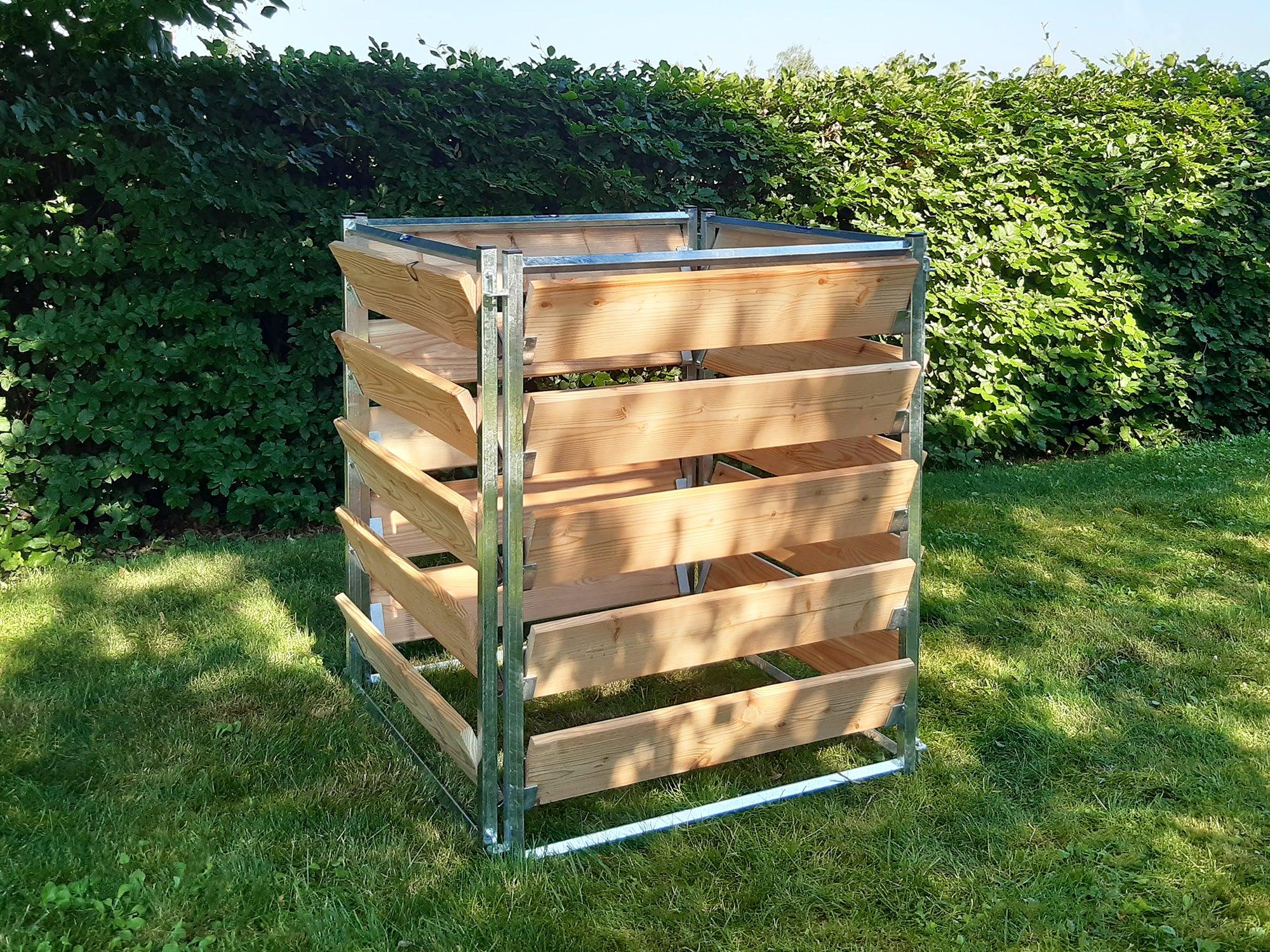 Komposter aufgebaut im Gras für kleine Gärten