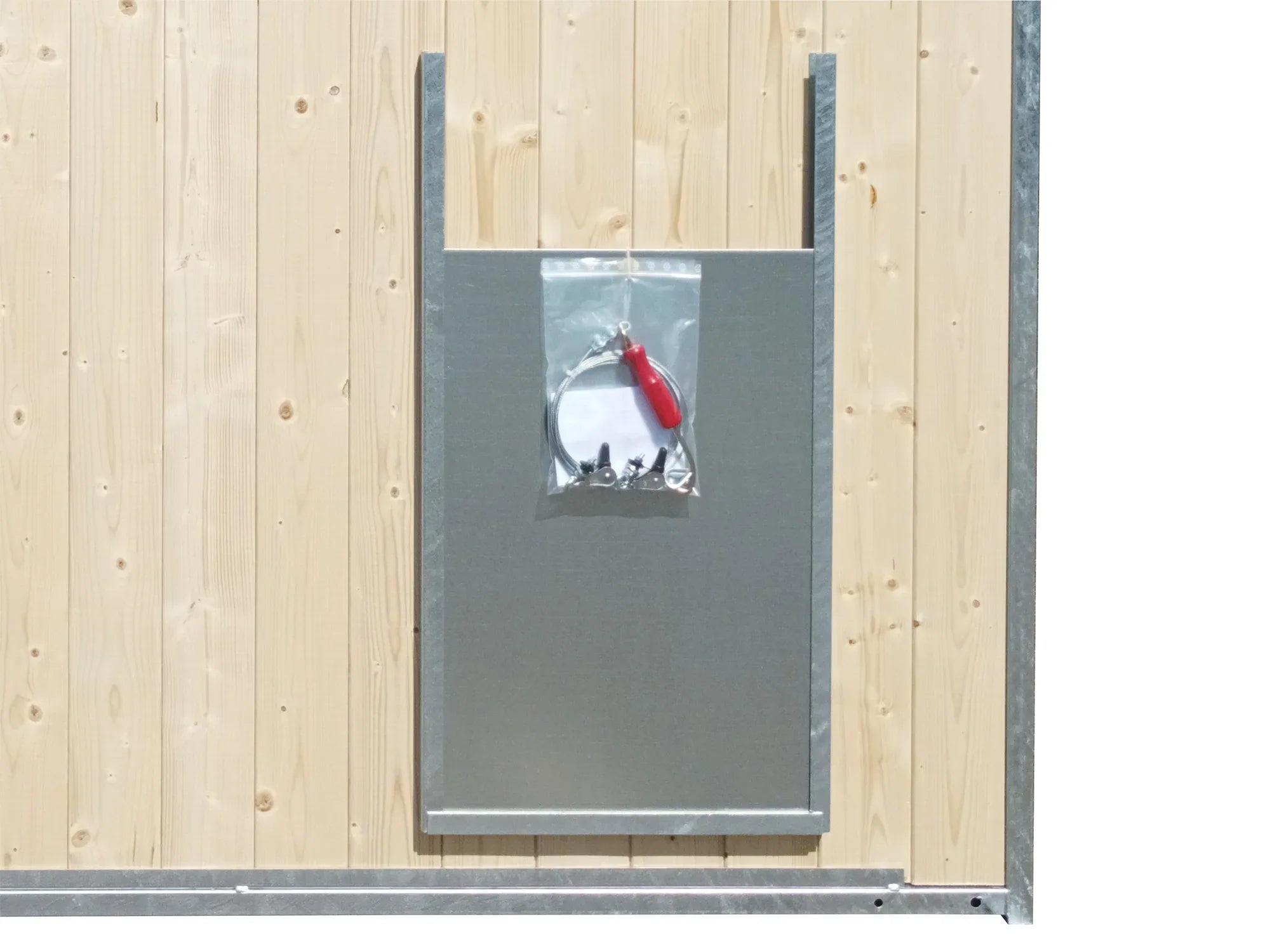 Hundeschieber inklusive Betätigungsmaterial eingebaut in eine Holzwand