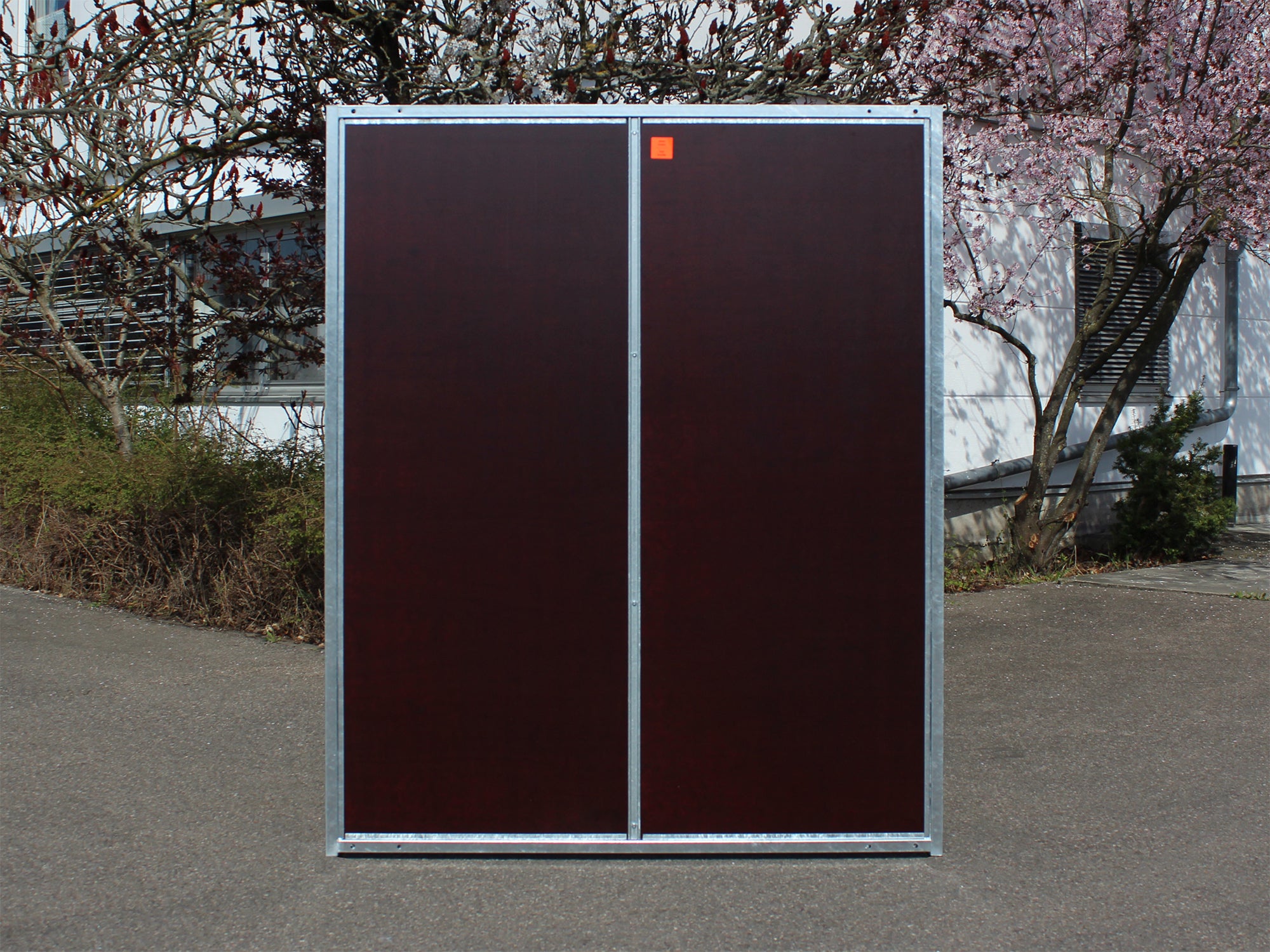 Braune Hundezwingerwand aus 12 mm starken Mehrschichtplatten