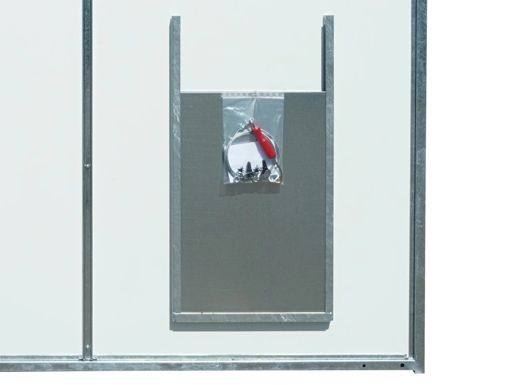 Eingebauter Hundedurchlass mit eingebautem Schieber zum öffnen und schließen