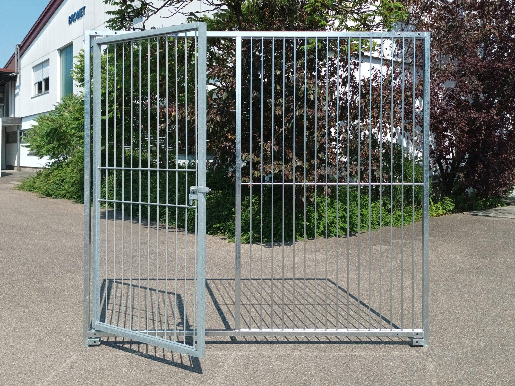 Stabelement mit Türe nach außen öffnend