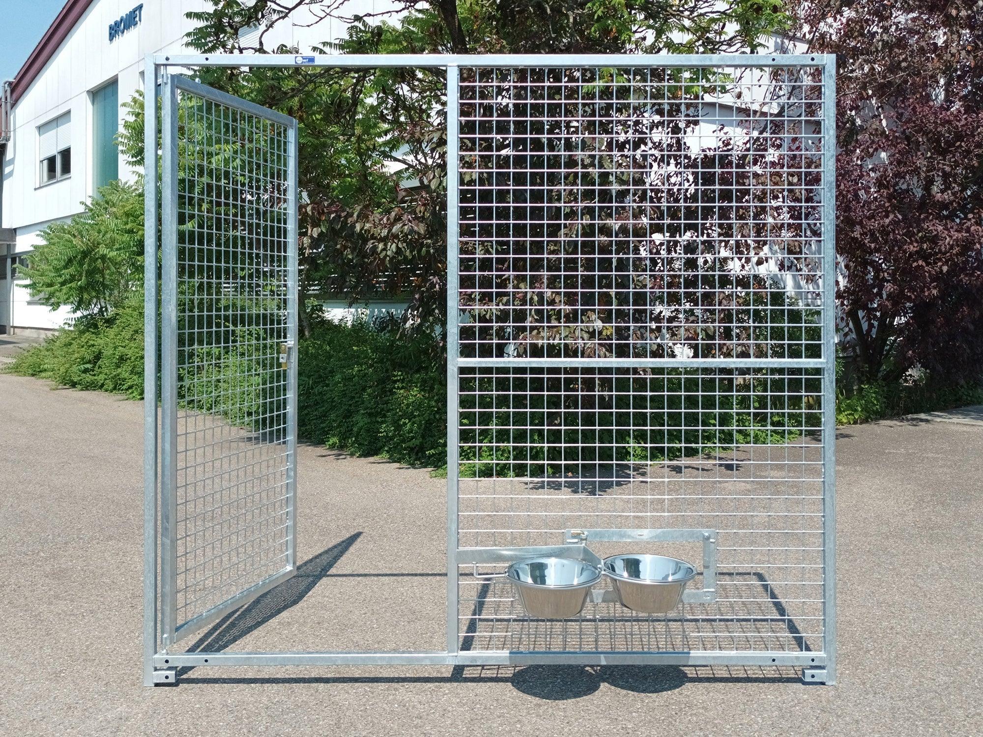 Hundezwingerelement mit eingebauten drehbaren Futternäpfen und Türe aus verzinktem Stahl