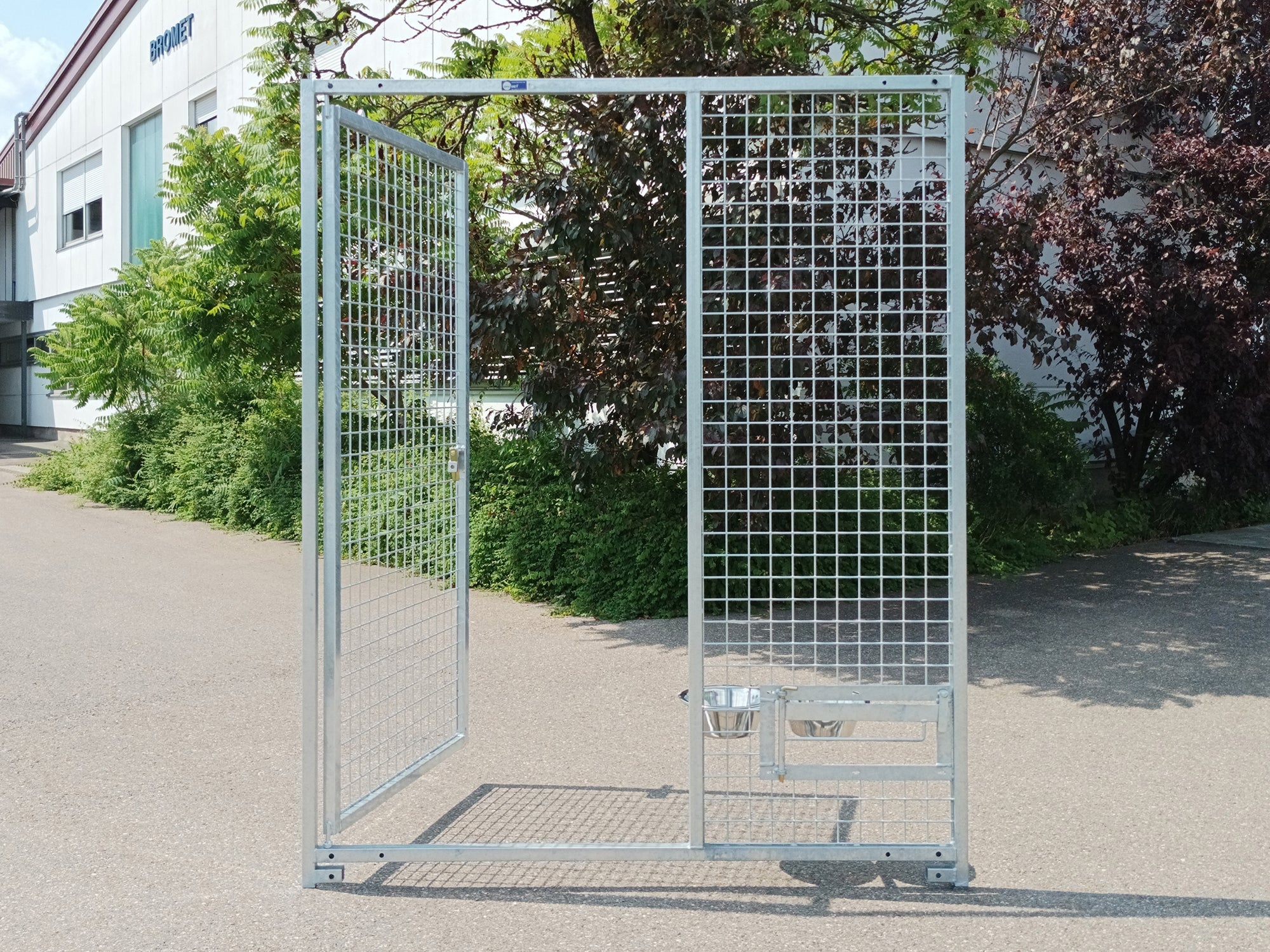 Rohrstabelement mit drehbaren Futternäpfen für Hunde