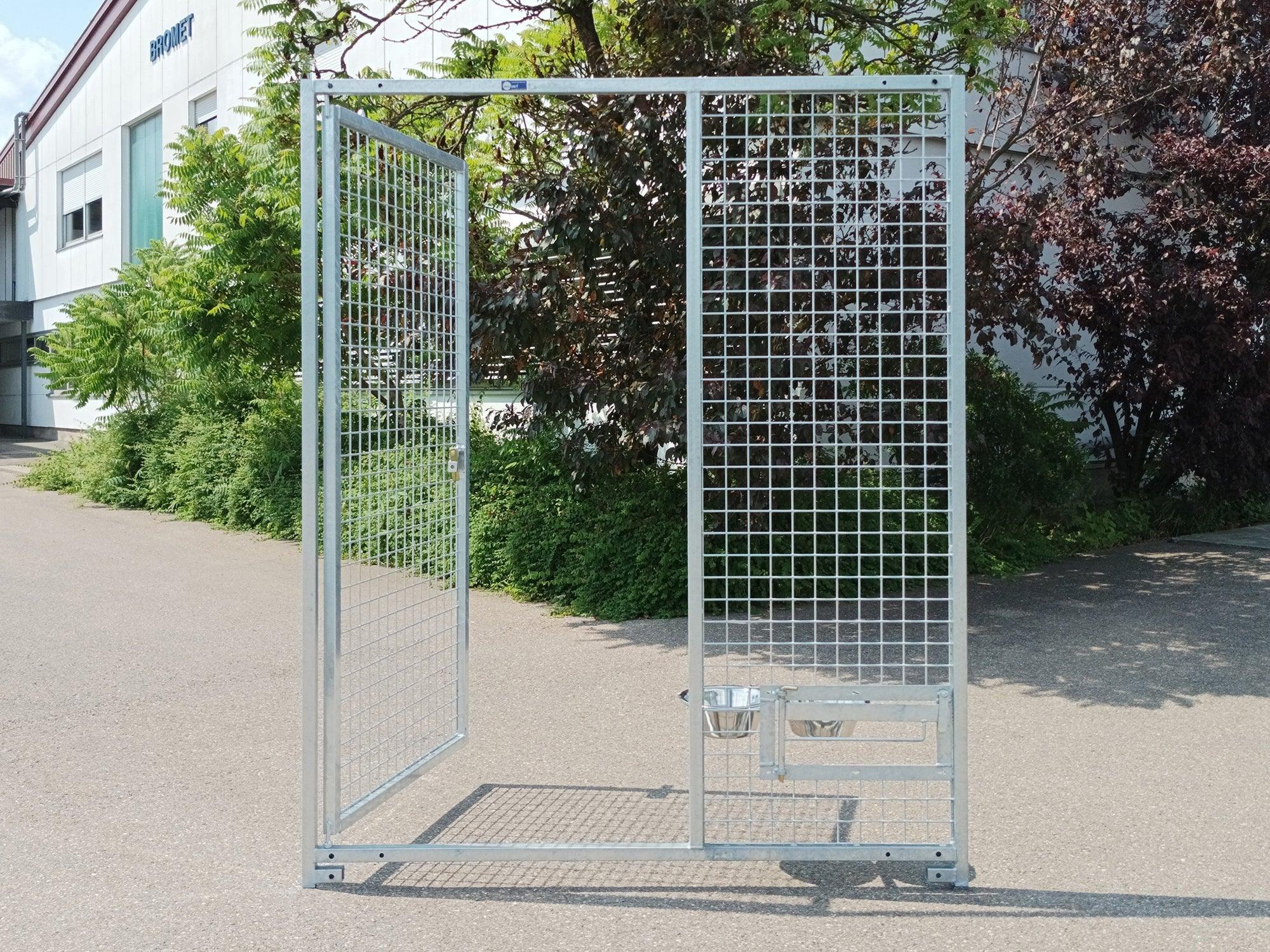 Rohrstabelement mit drehbaren Futternäpfen für Hunde